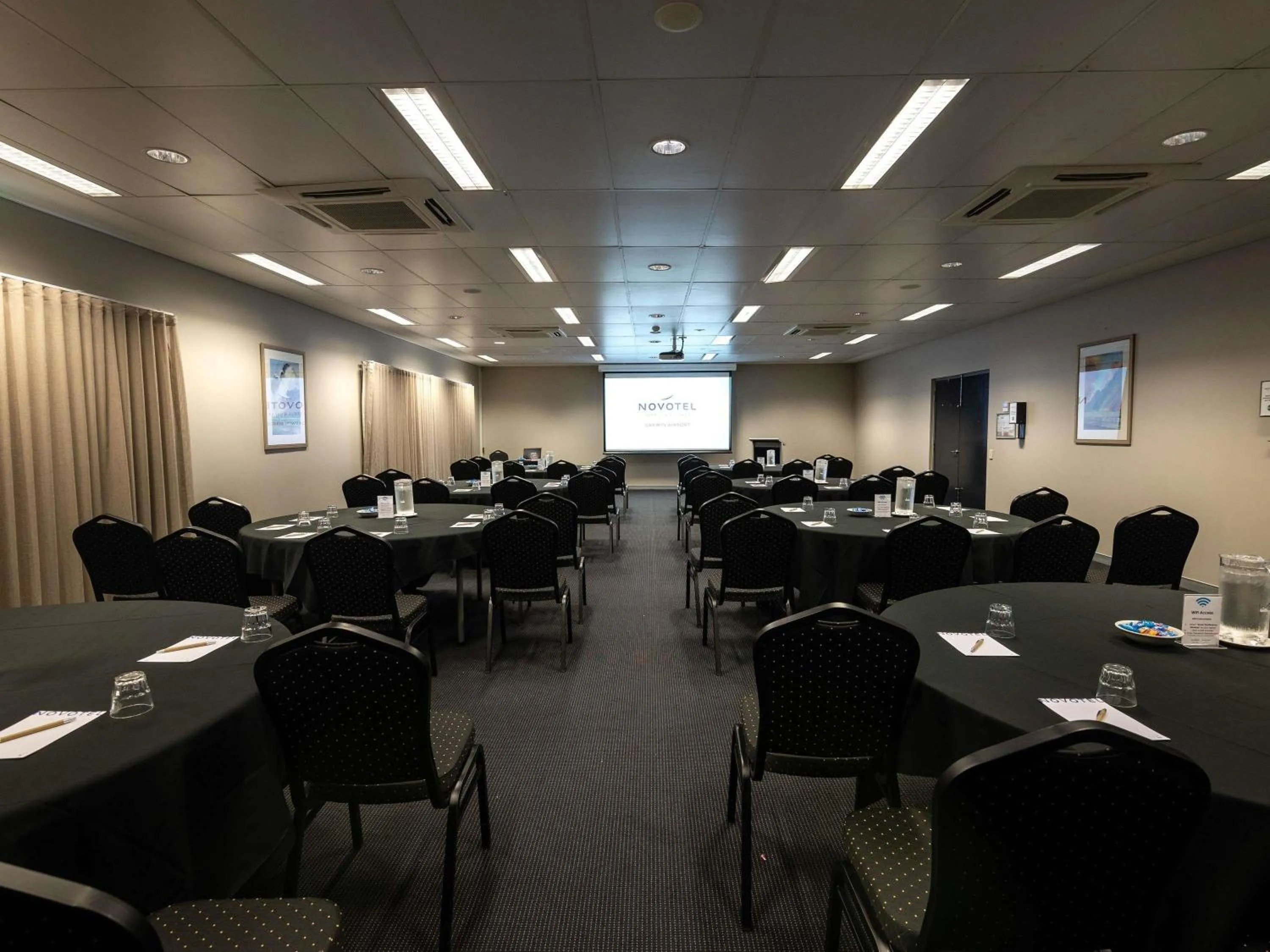 Meeting/conference room in Novotel Darwin Airport