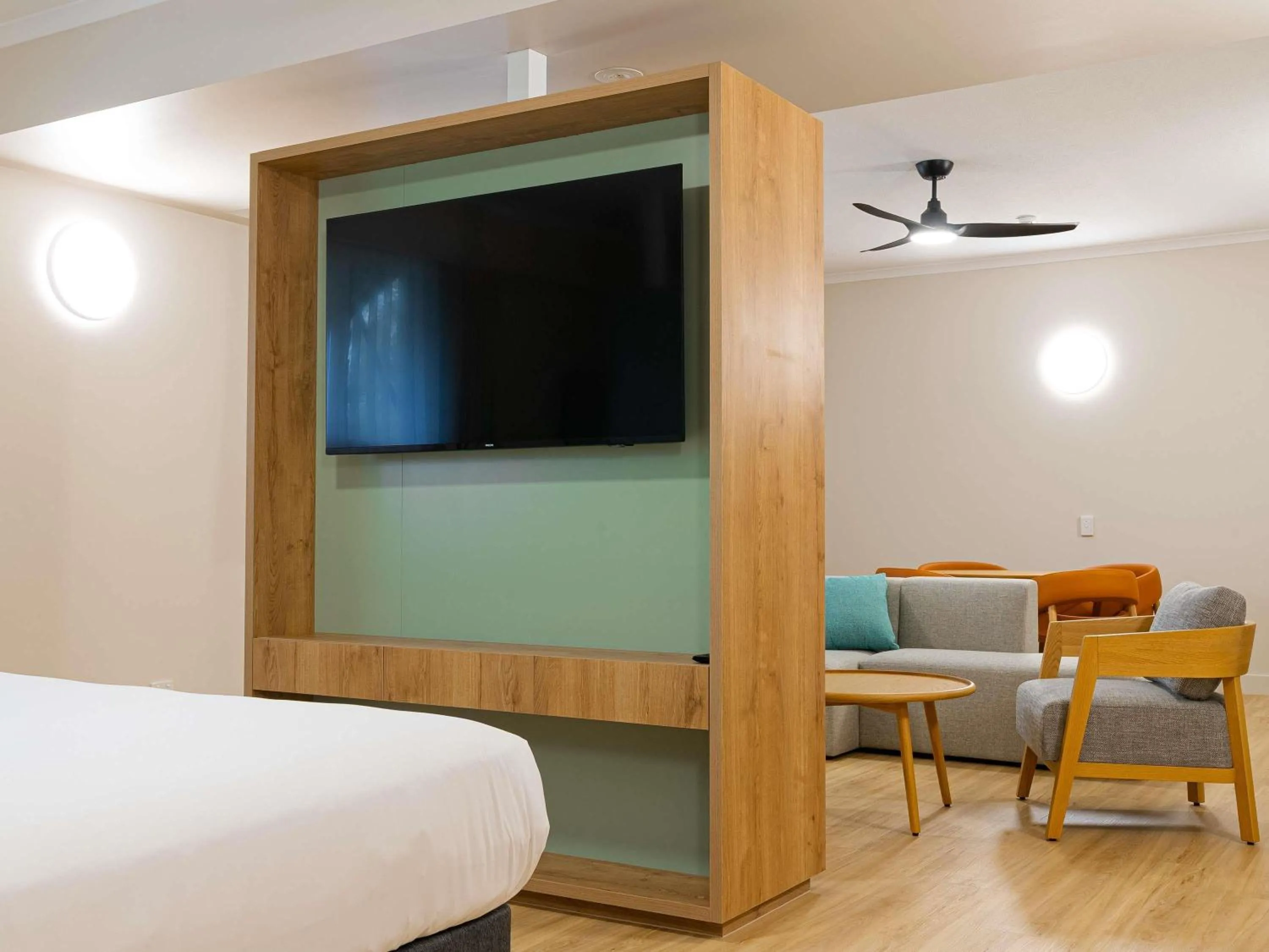 Bedroom, Bed in Novotel Darwin Airport