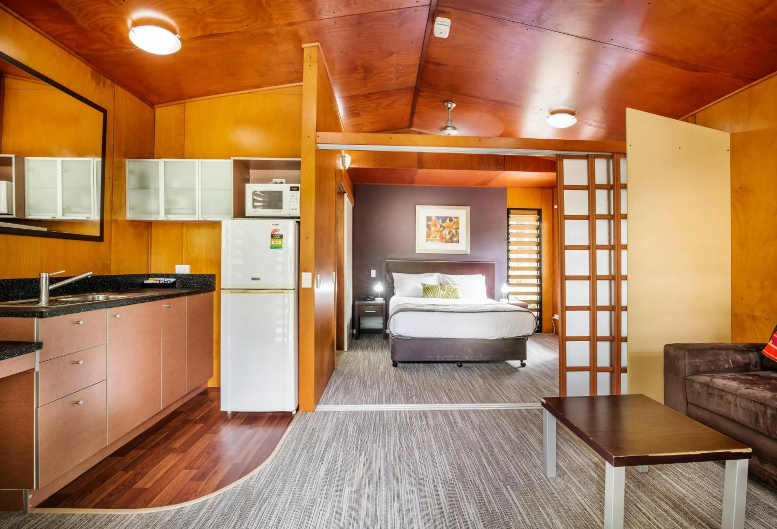 Kitchen or kitchenette, Bed in Mercure Darwin Airport Resort