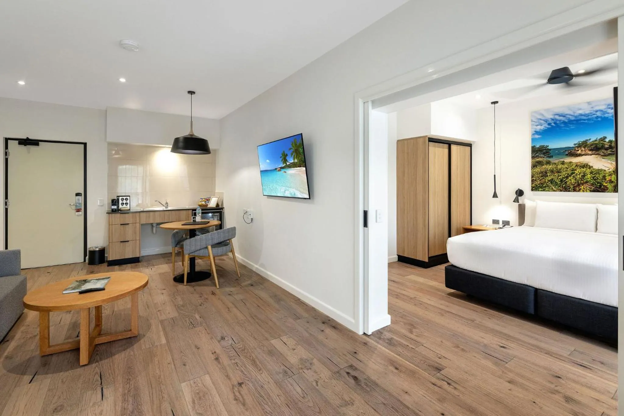 Photo of the whole room, Bed in Mercure Darwin Airport Resort
