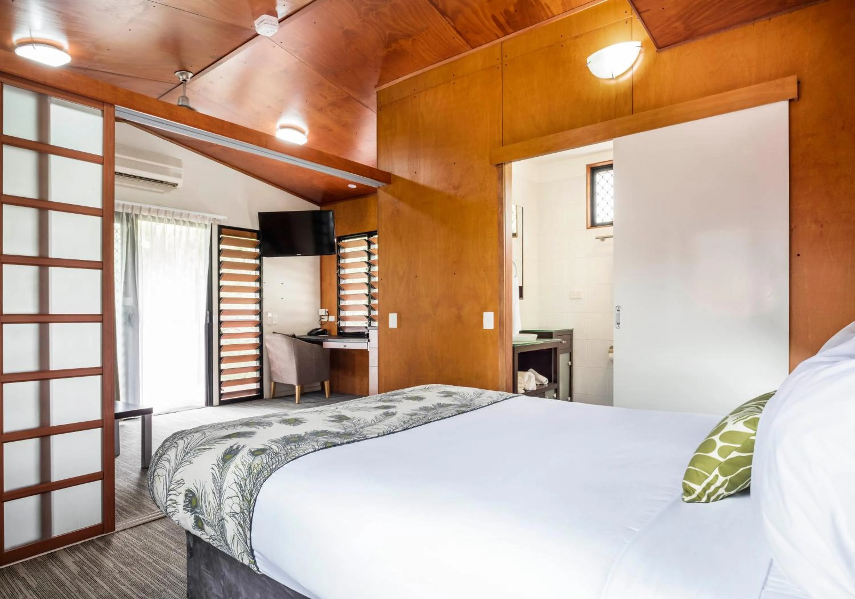 Photo of the whole room, Bed in Mercure Darwin Airport Resort