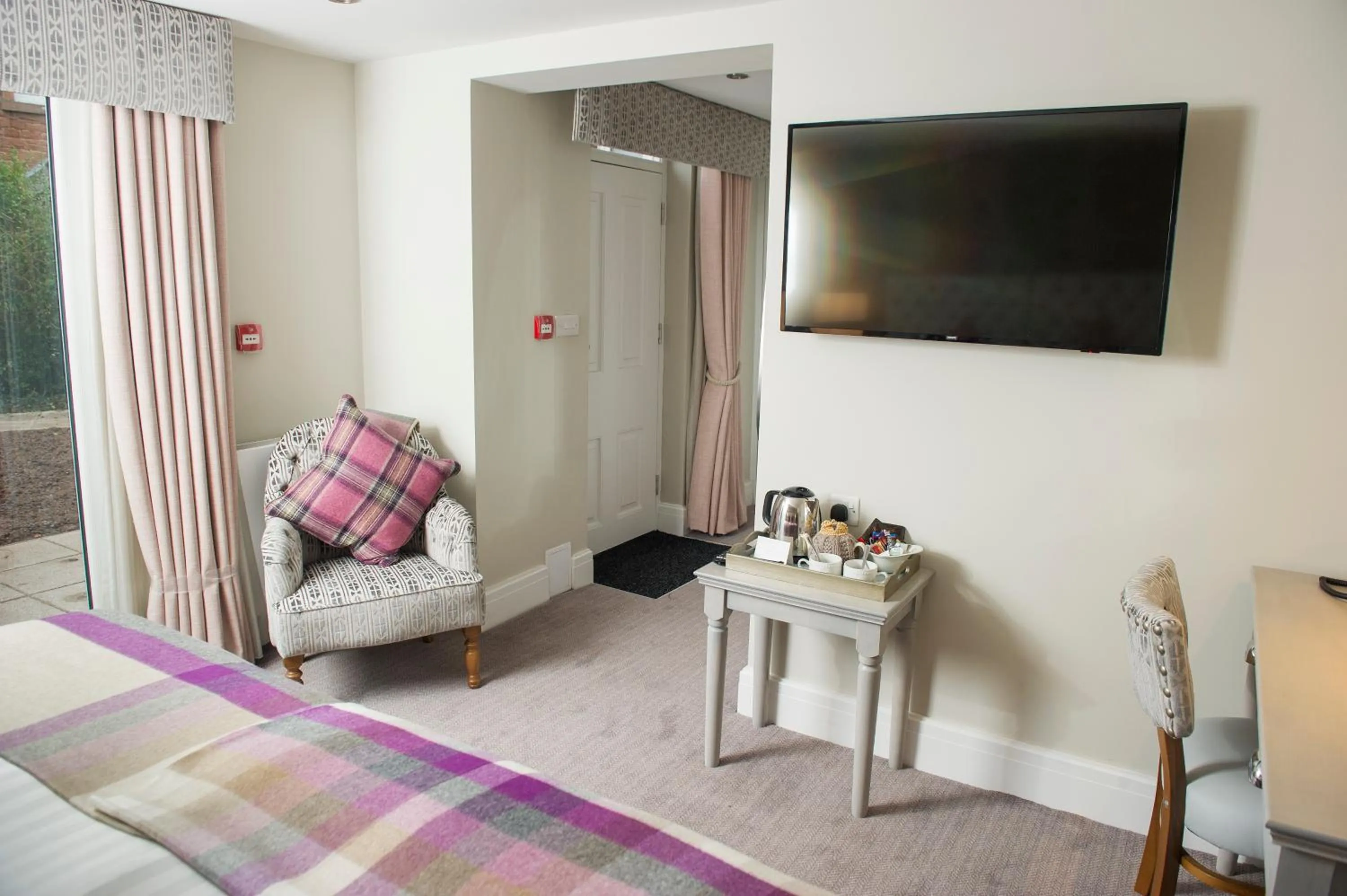 Seating area, Bed in Crown Hotel Wetheral