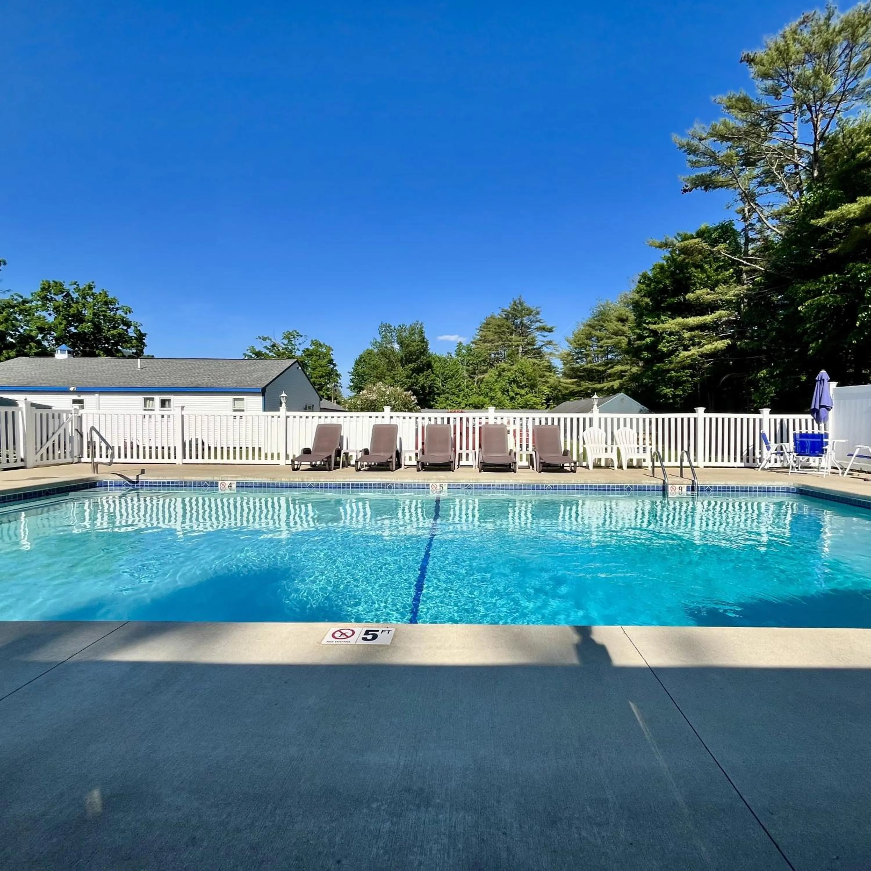 Swimming pool in North Colony Motel and Cottages
