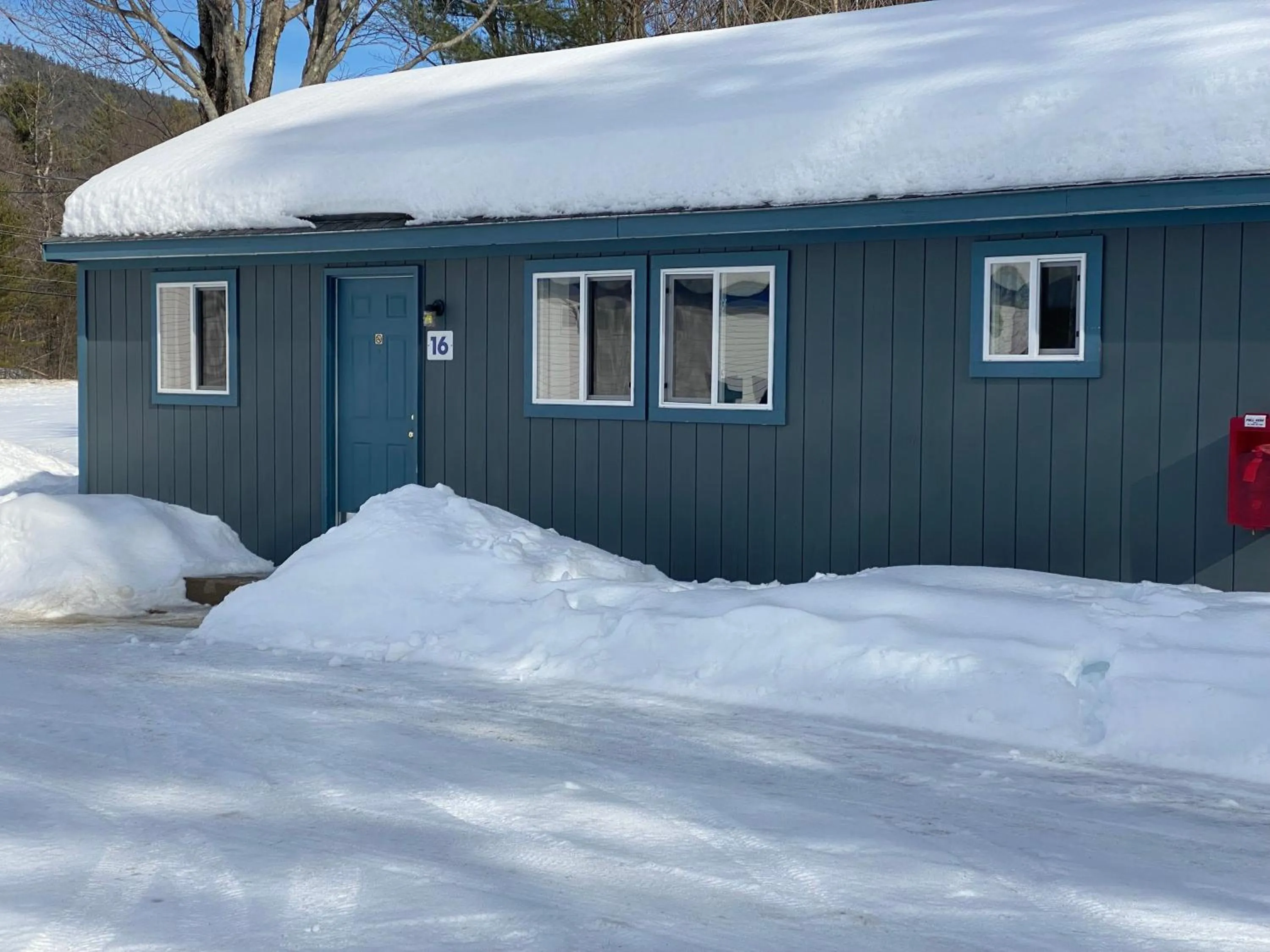 Property building in North Colony Motel and Cottages