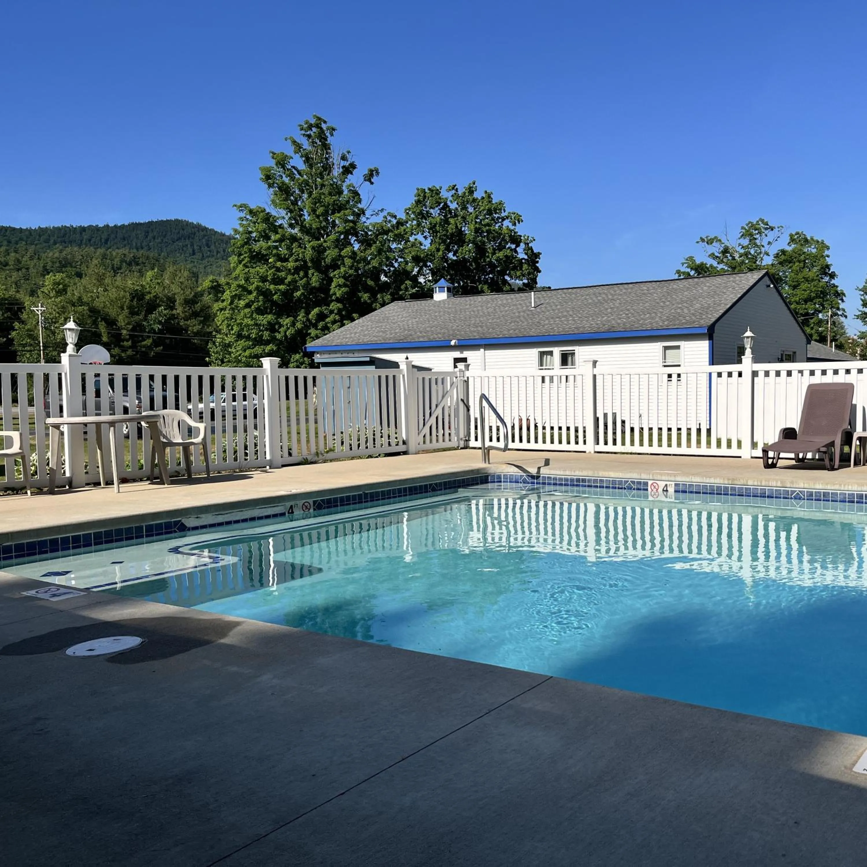 Swimming pool in North Colony Motel and Cottages