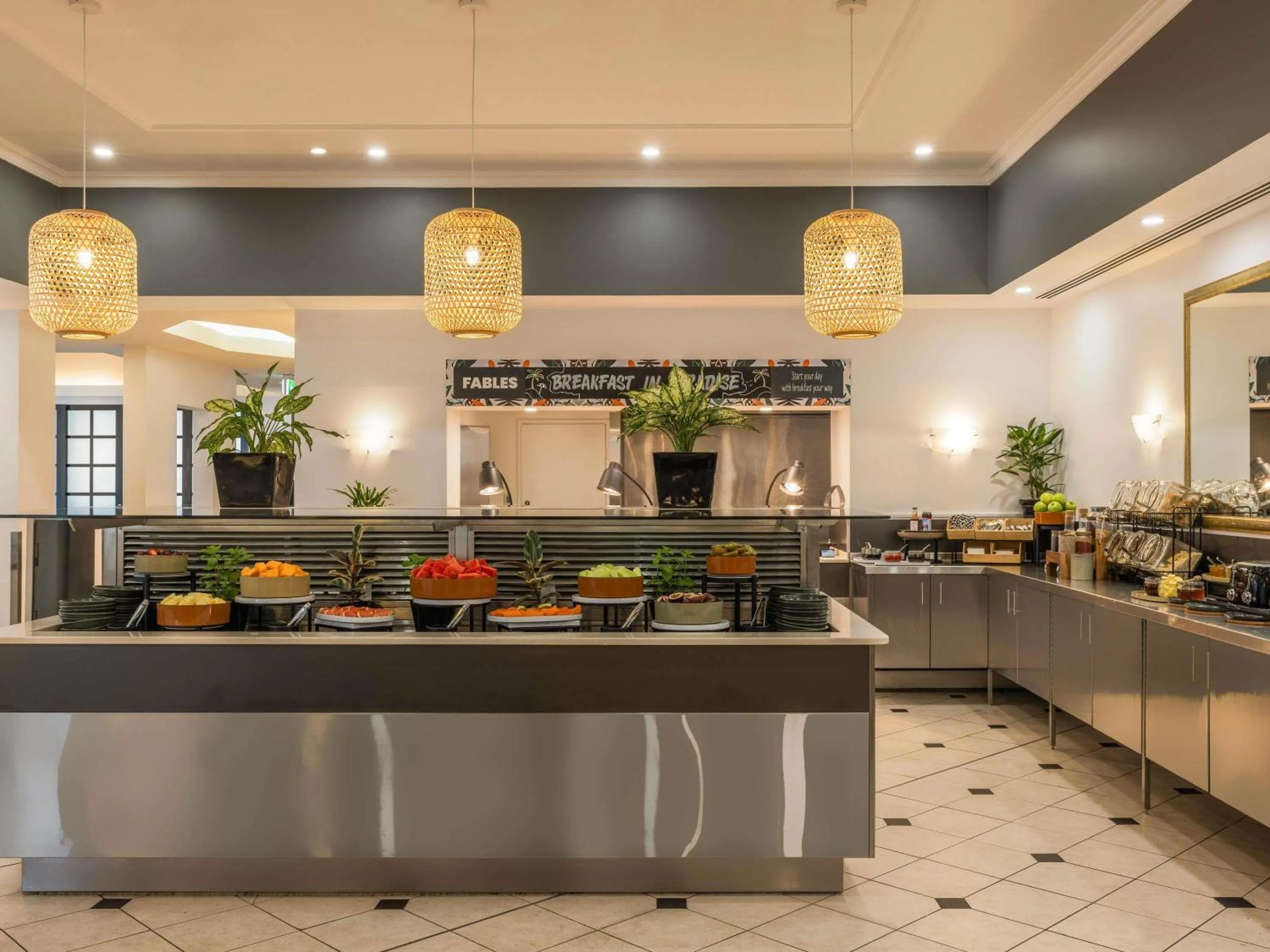 Restaurant/places to eat in Mantra Legends Hotel