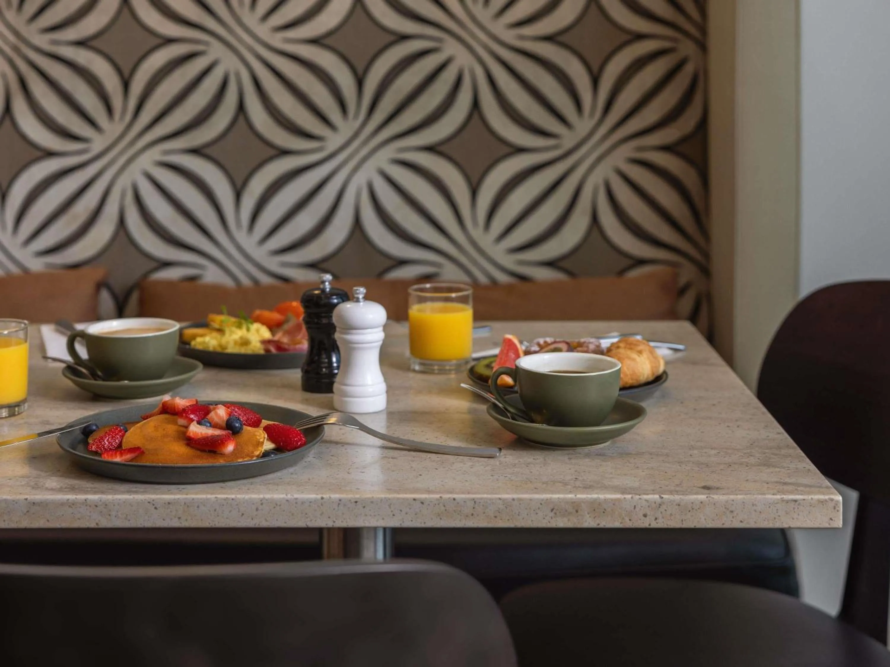 Restaurant/places to eat in Mantra Legends Hotel