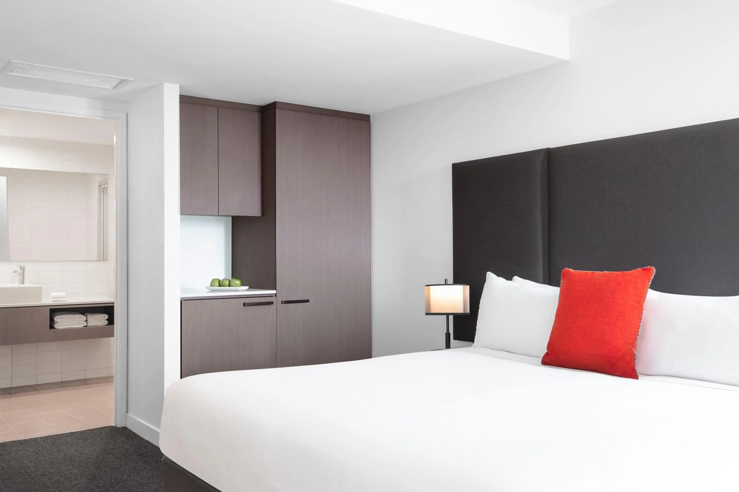 Bathroom, Bed in Mantra South Bank Brisbane