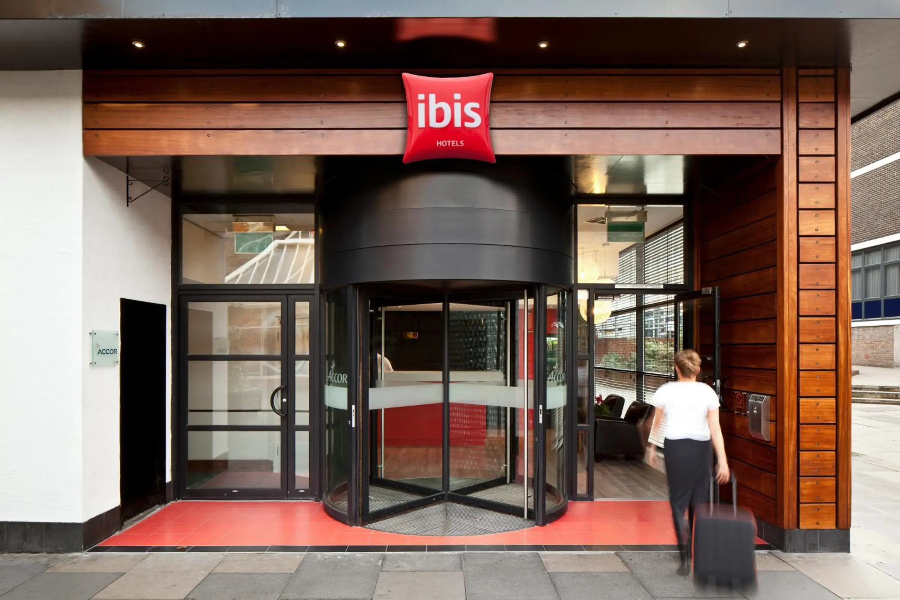 Facade/entrance in ibis Stevenage Centre