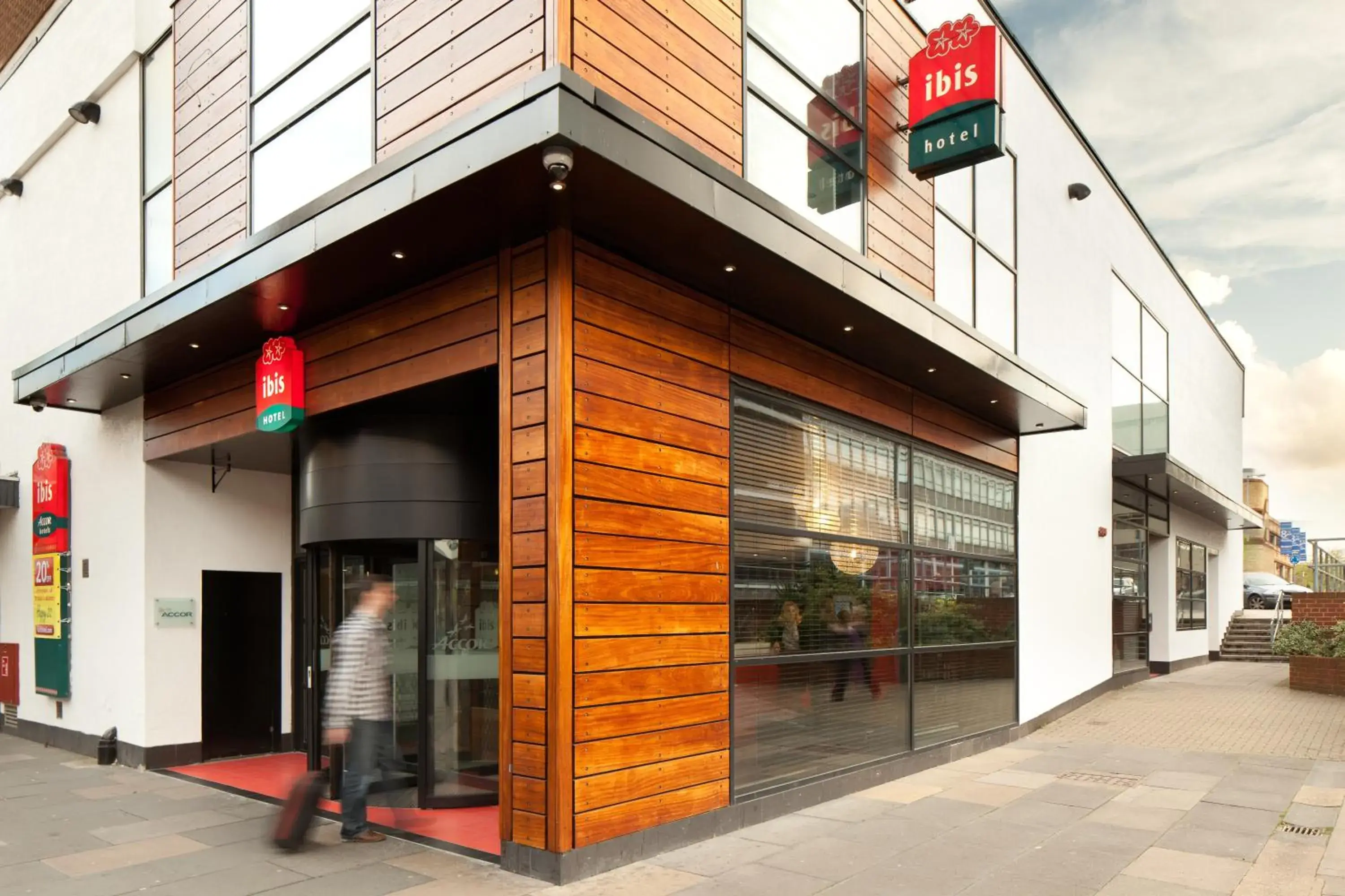 Facade/entrance in ibis Stevenage Centre