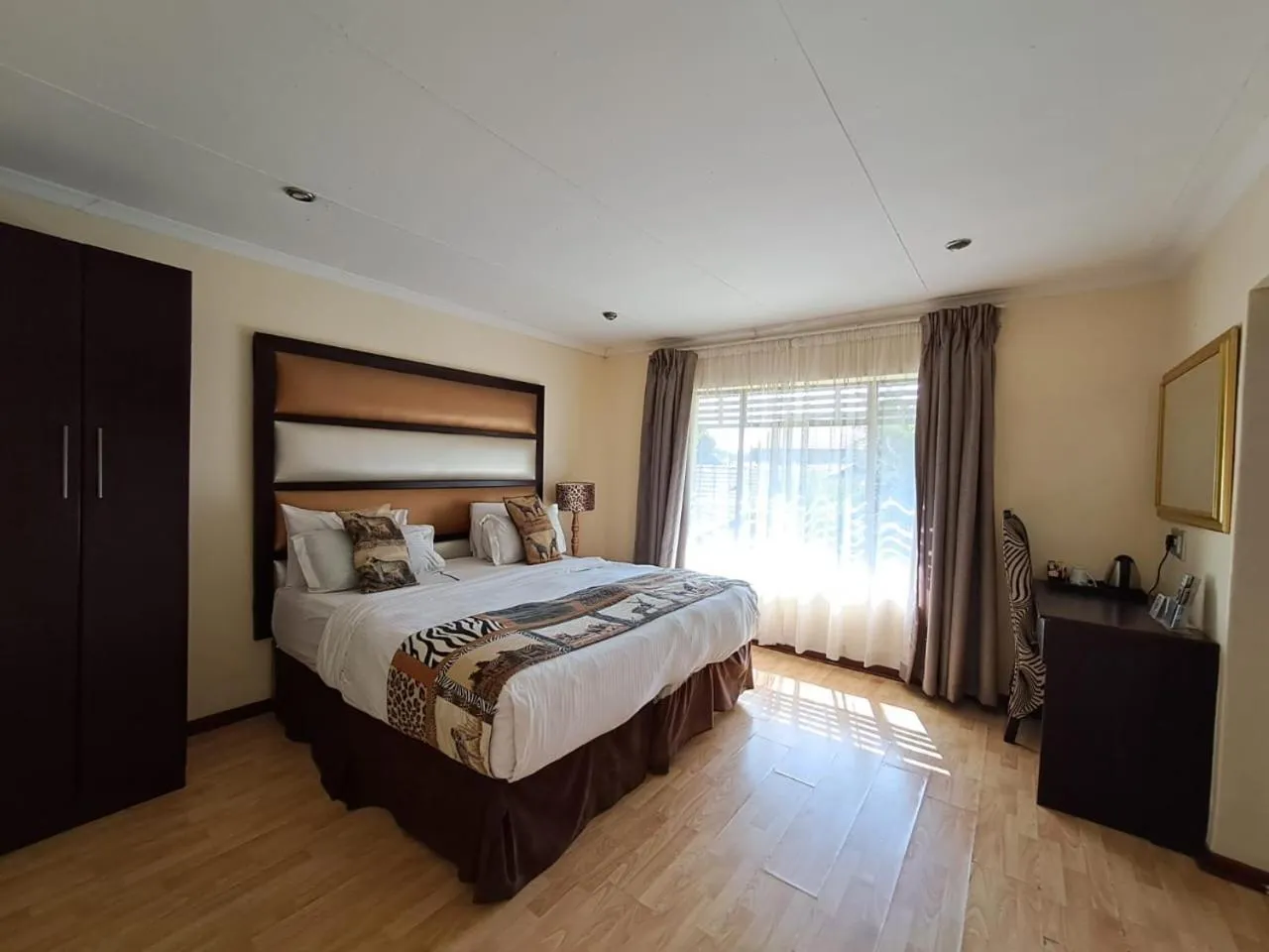 Bed in Ecotel Premier Lodge & Conference Centre