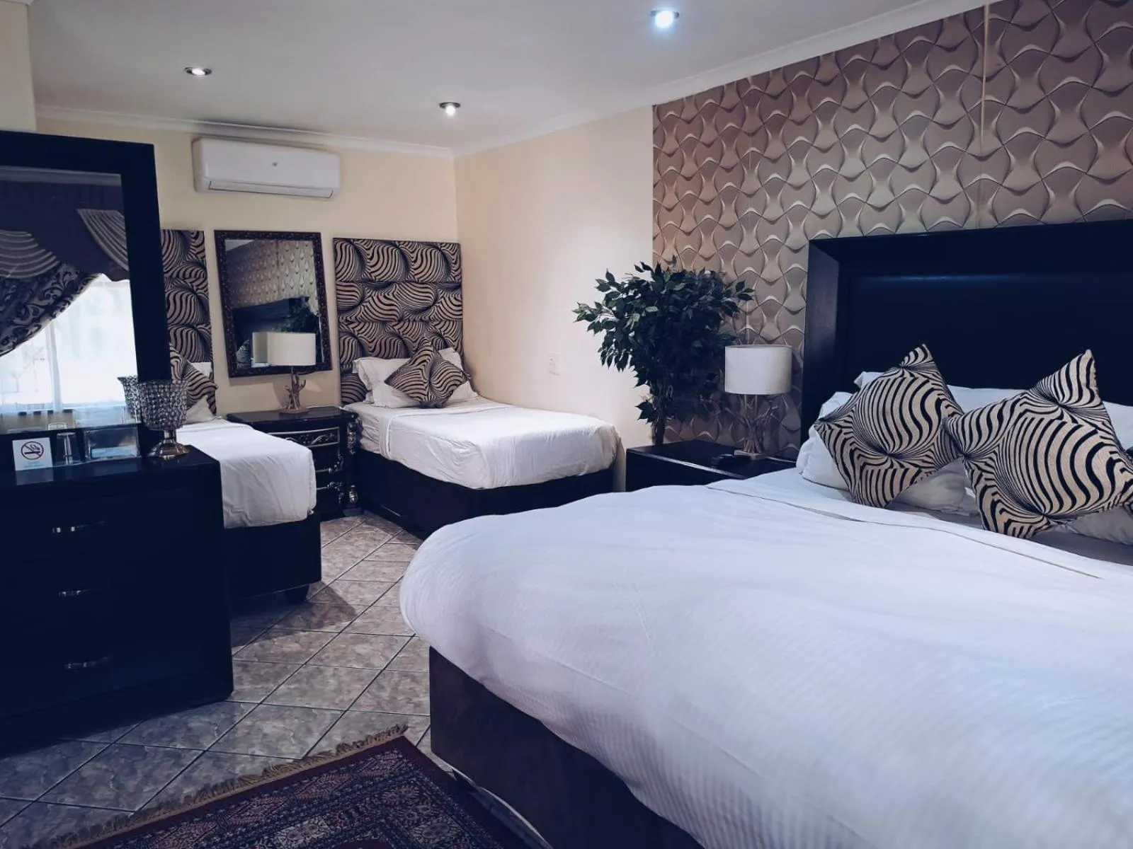 Bed in Ecotel Premier Lodge & Conference Centre