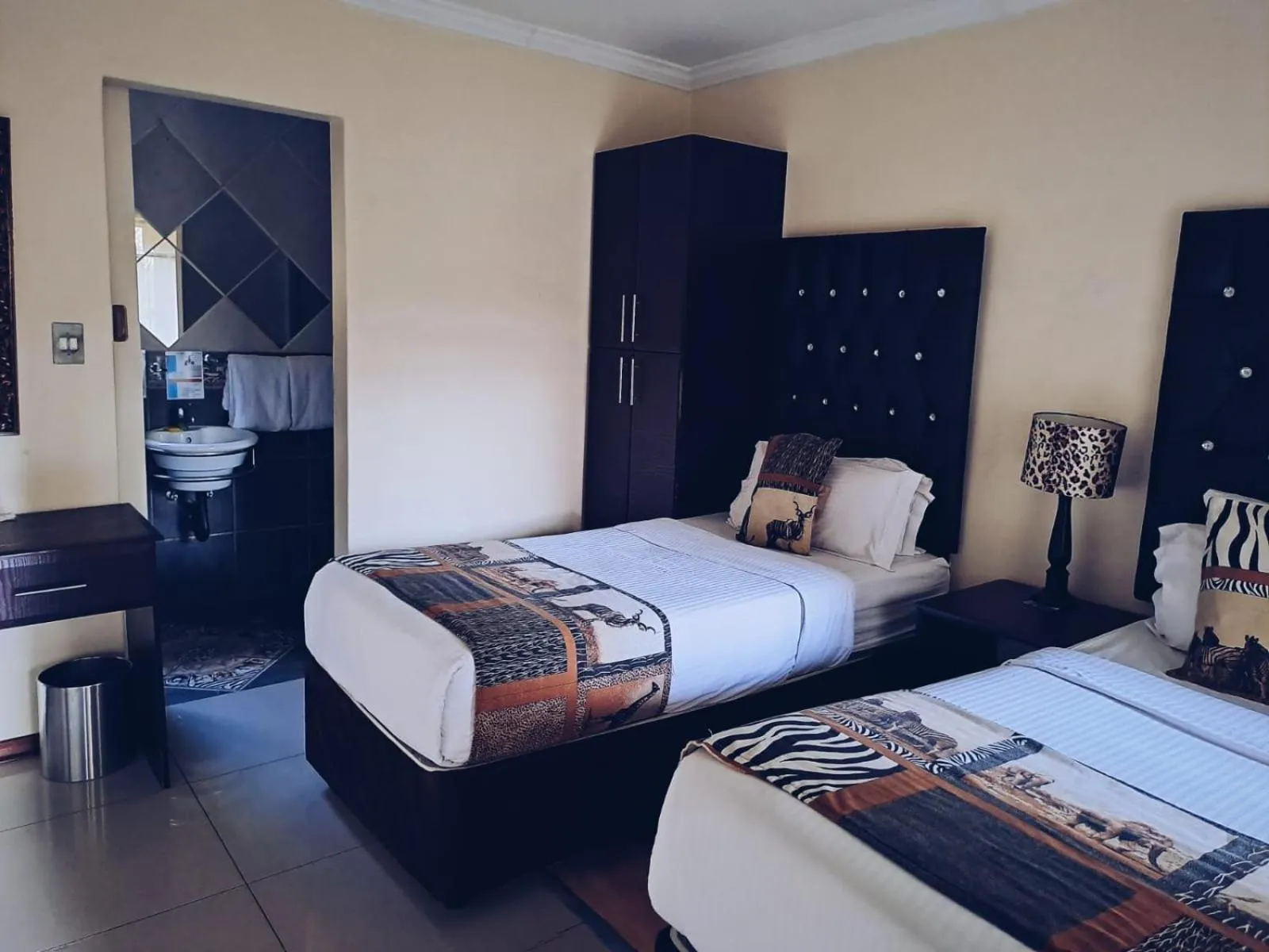 Bed in Ecotel Premier Lodge & Conference Centre