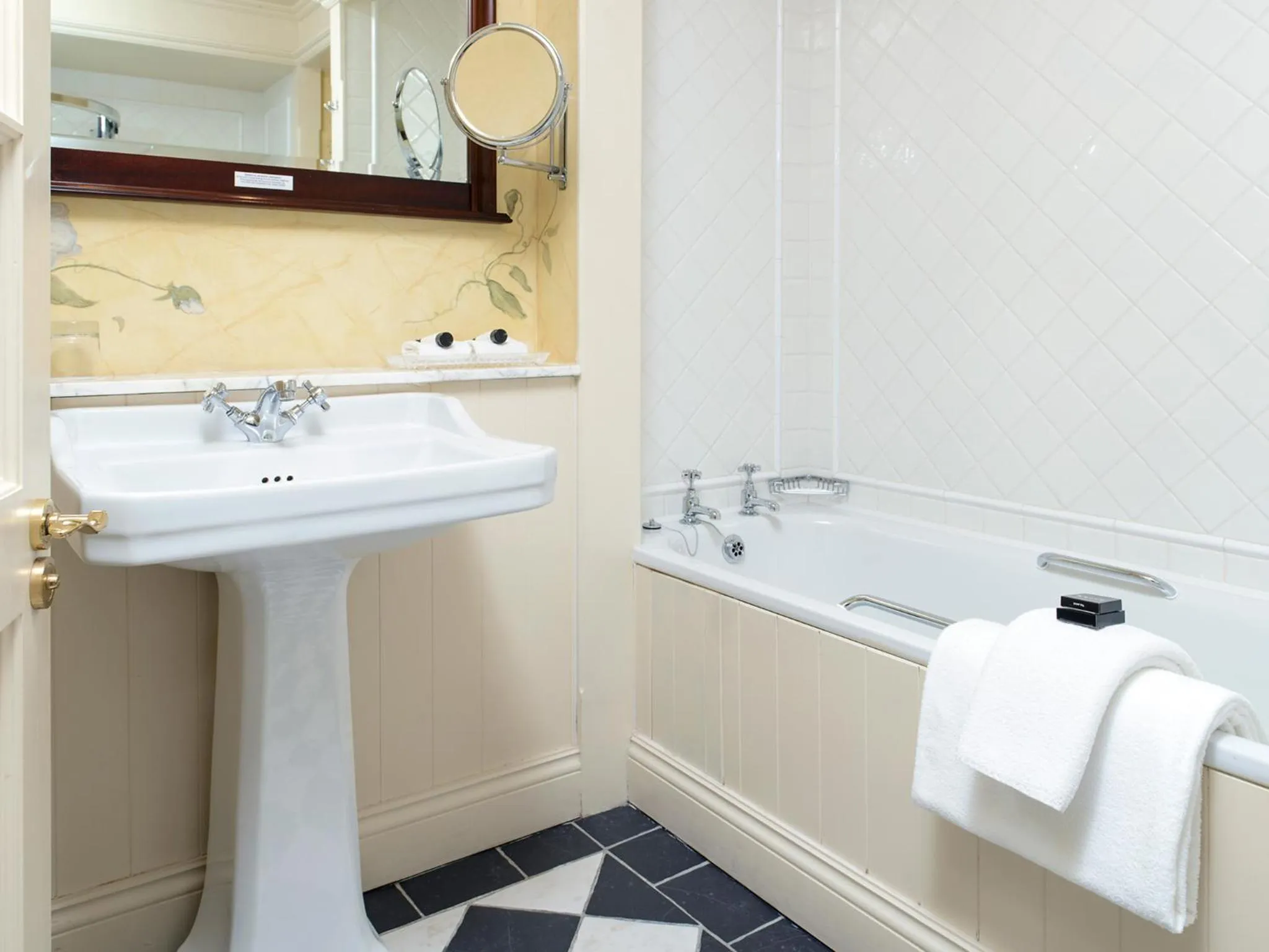 Toilet in Meadowlands Hotel