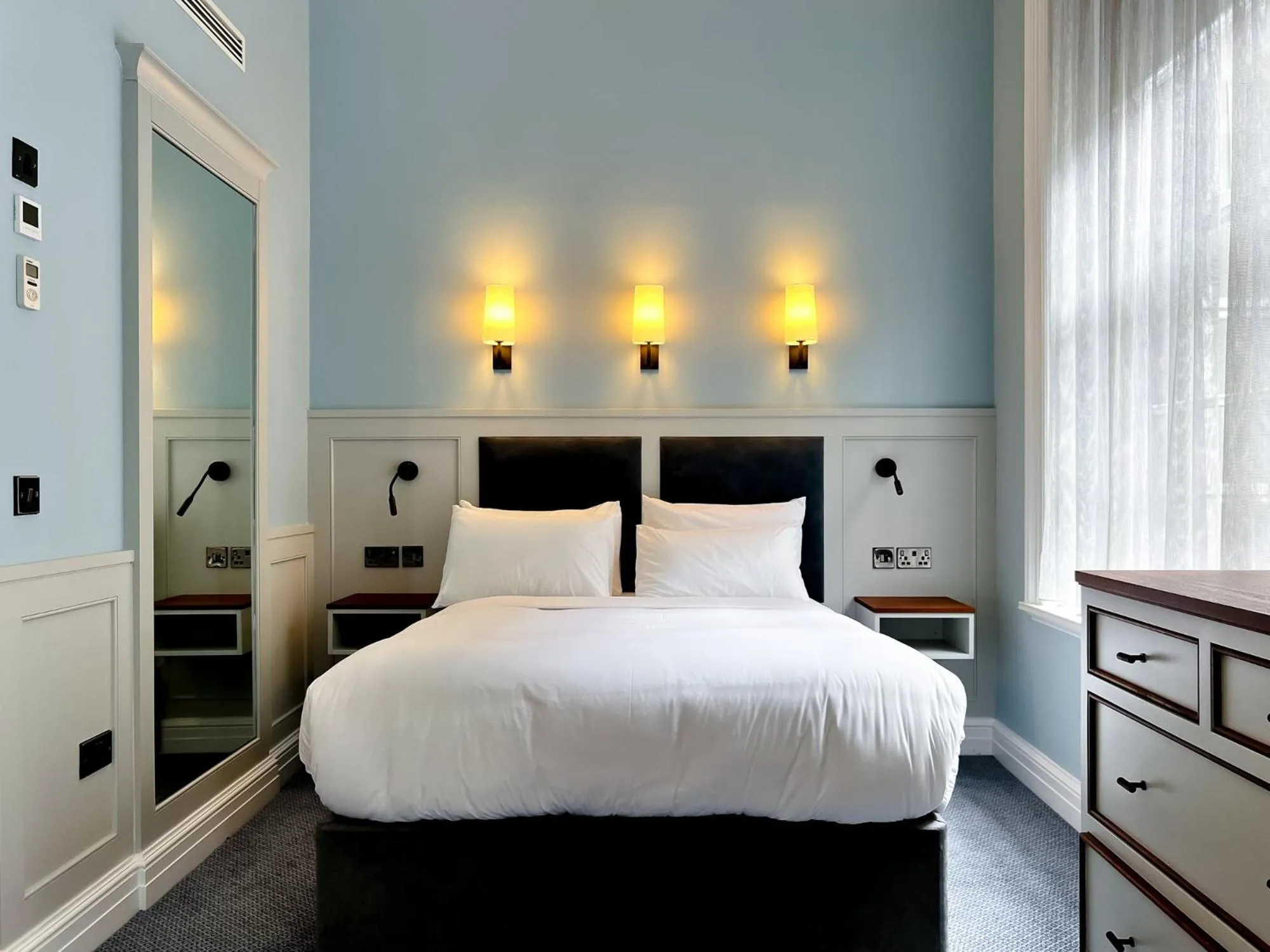 Bedroom, Bed in Wynn's Hotel