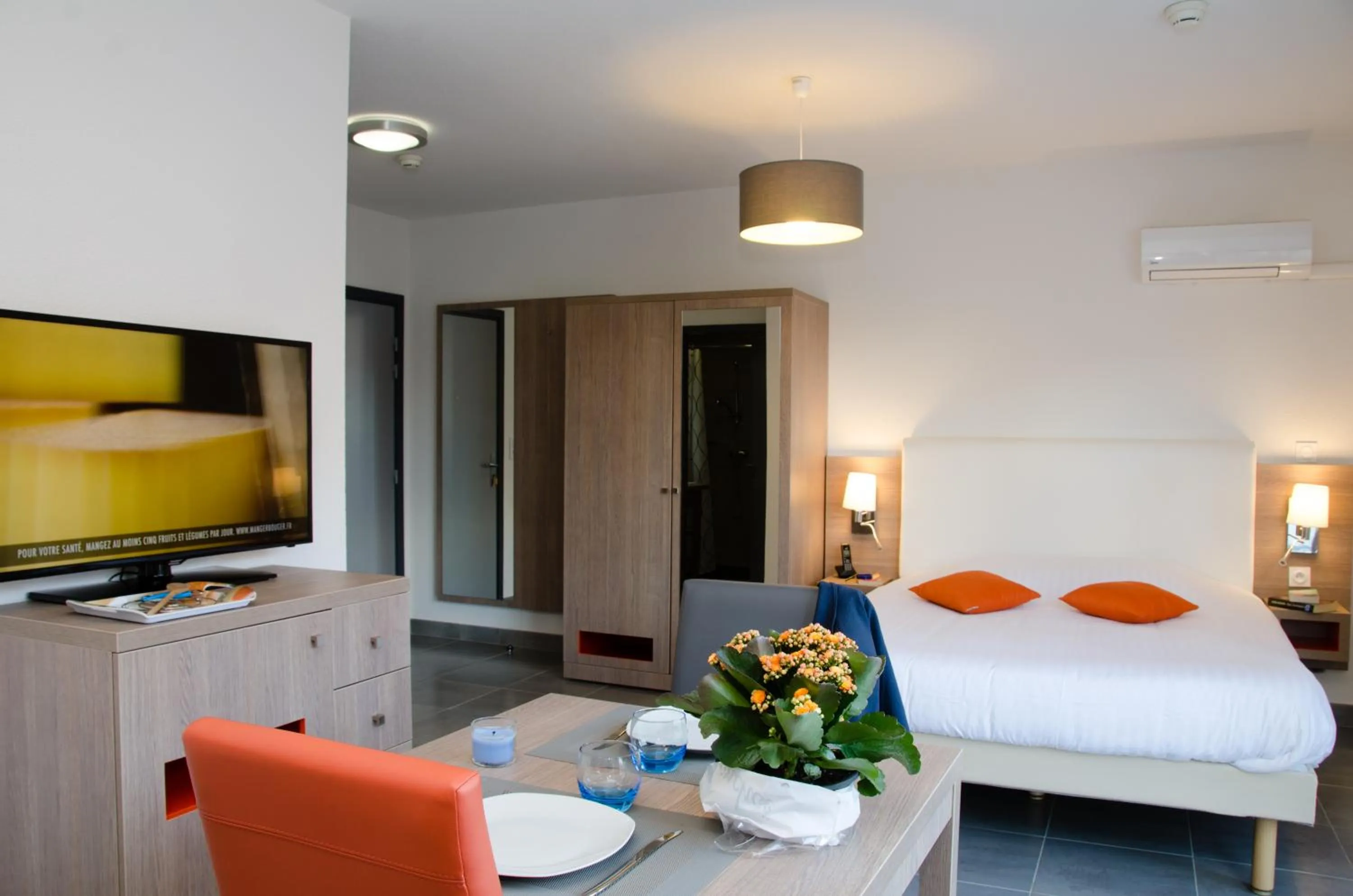 Photo of the whole room, Bed in Résidence Ambroise Paré