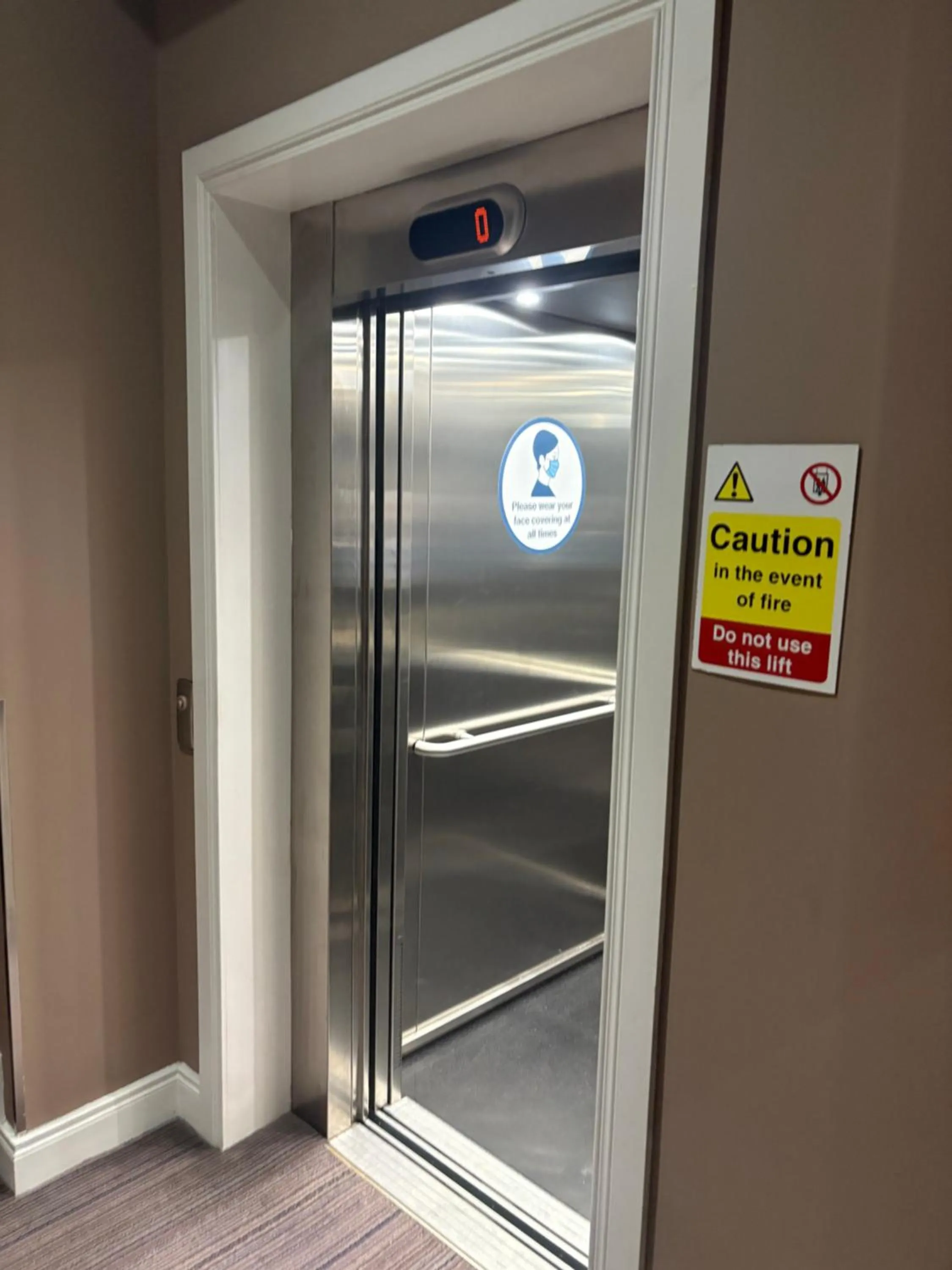 elevator in Phoenix Park Hotel