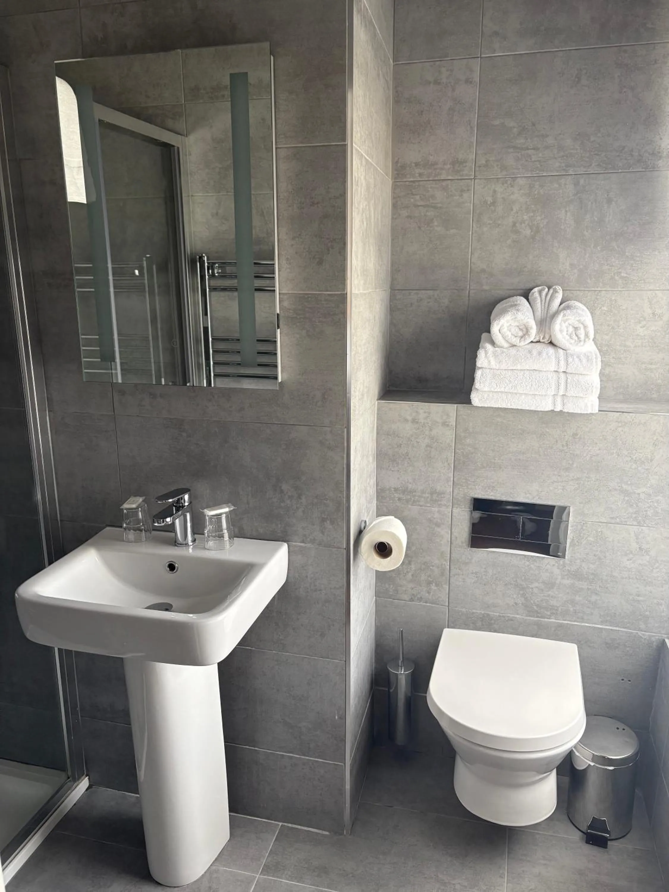 Bathroom in Phoenix Park Hotel