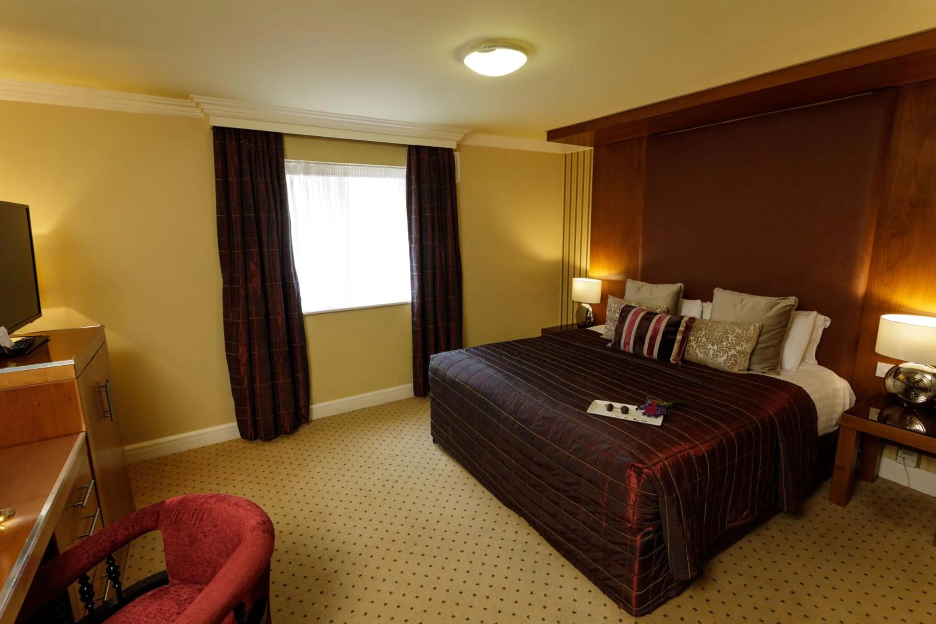 Bedroom, Bed in Hamlet Court Hotel