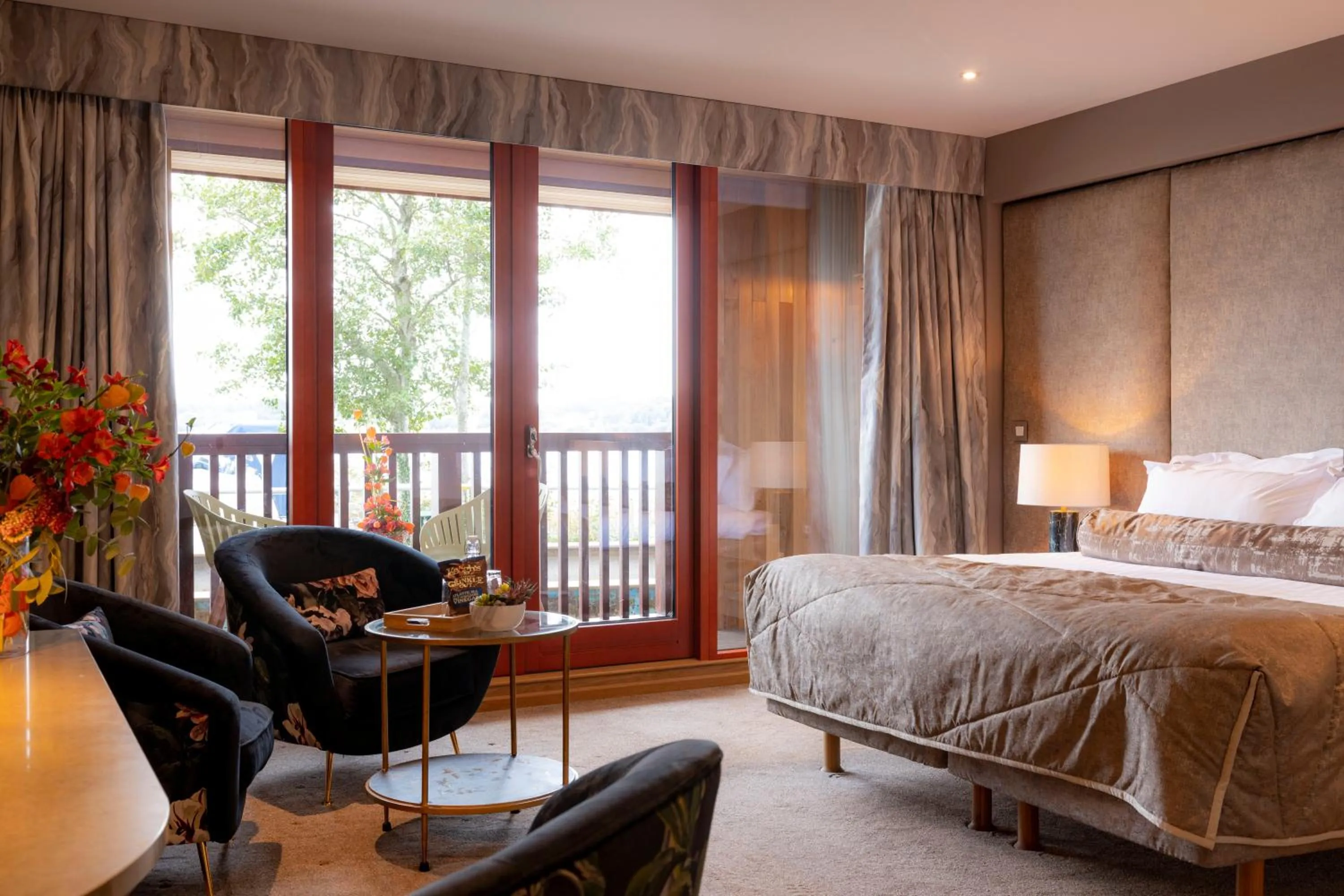 Photo of the whole room, Bed in Wineport Lodge