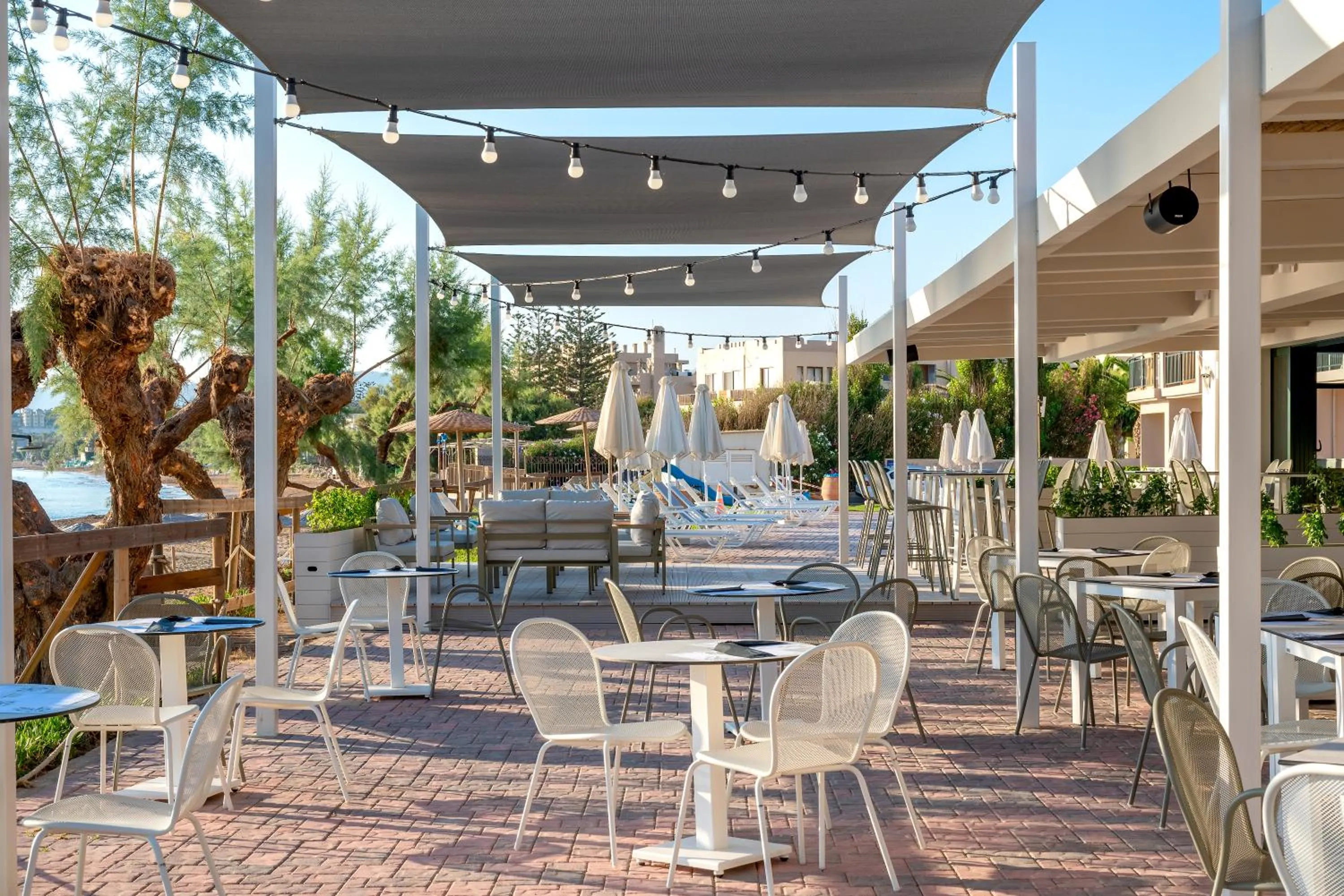 Restaurant/places to eat in Iolida Beach by Smile Hotels