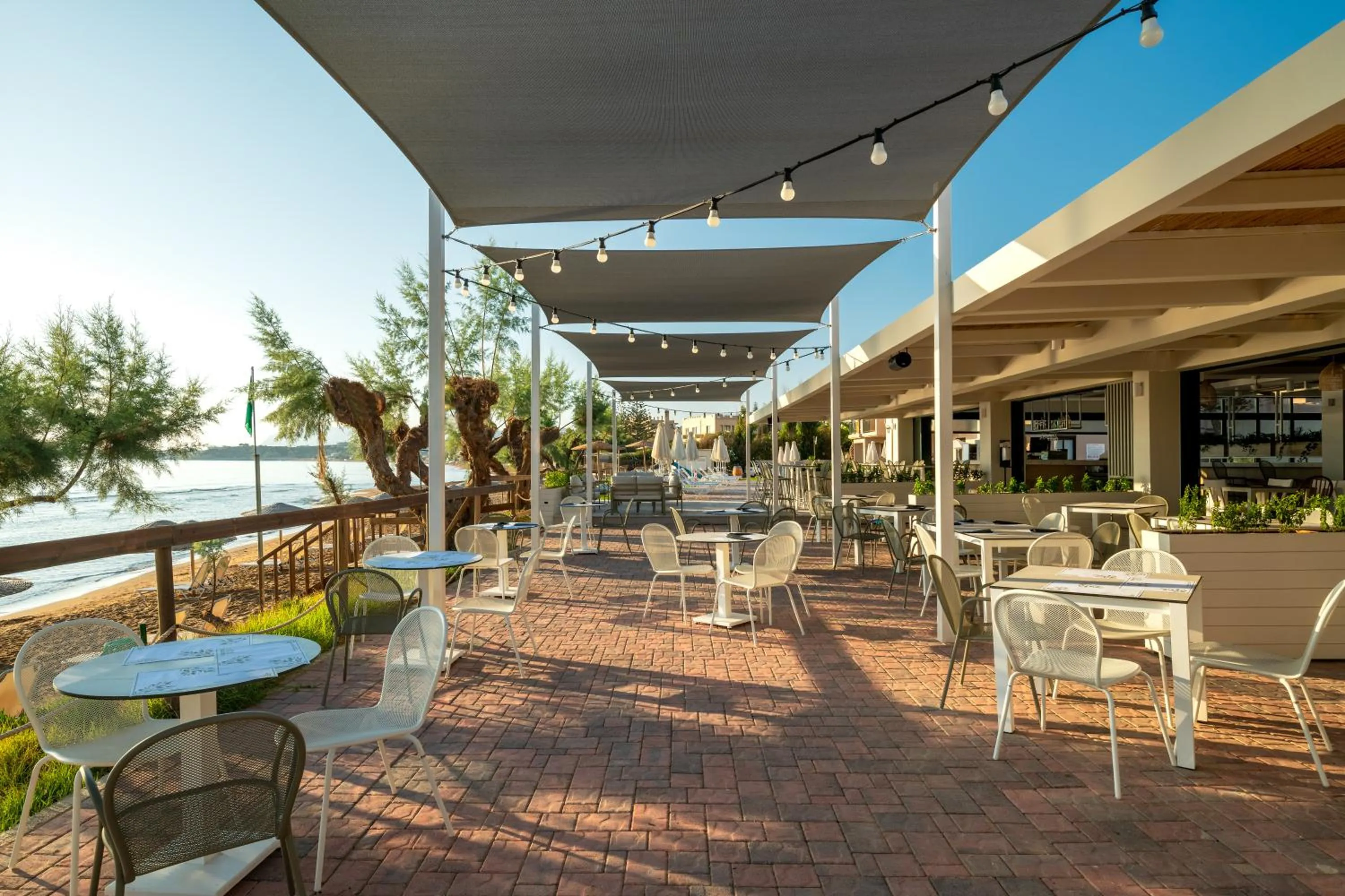 Restaurant/places to eat in Iolida Beach by Smile Hotels