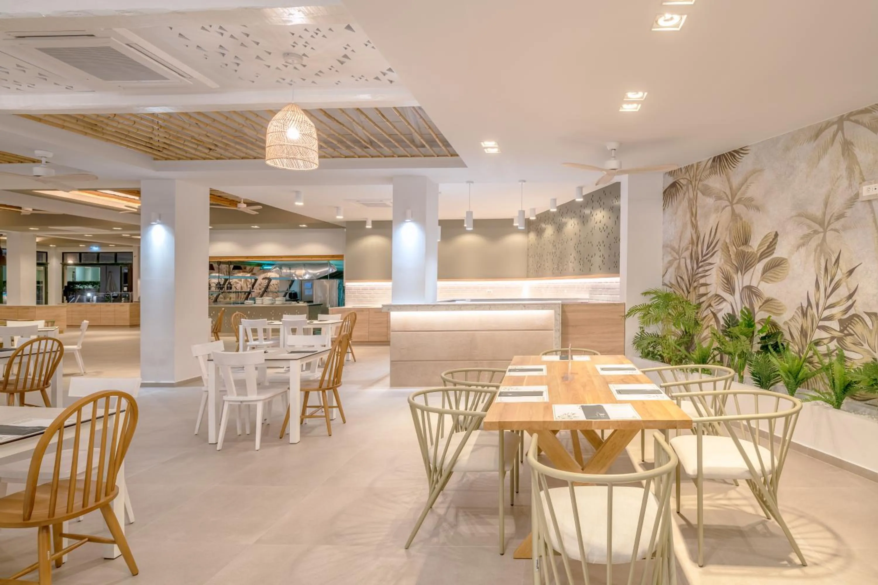 Restaurant/places to eat in Iolida Beach by Smile Hotels