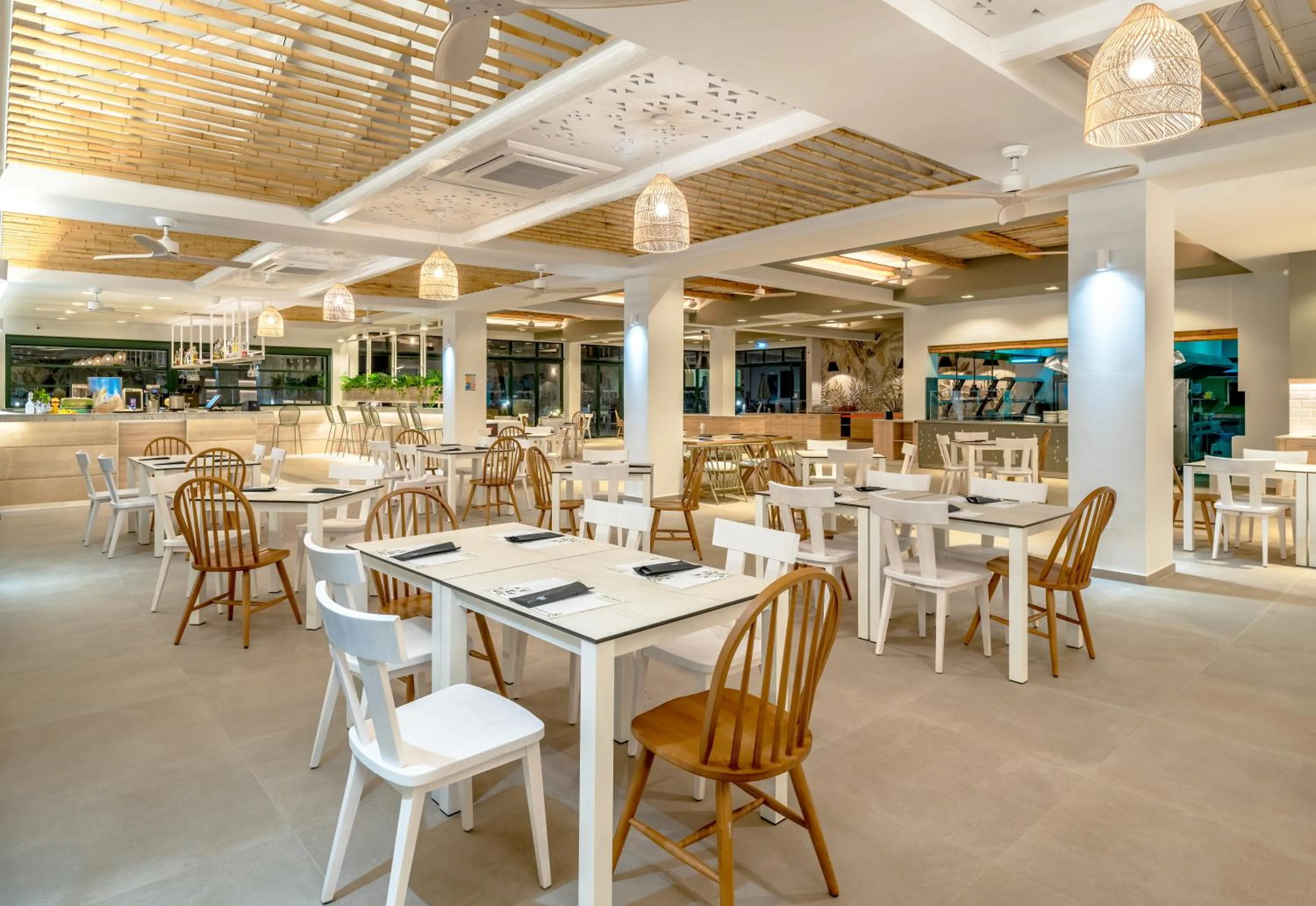 Restaurant/places to eat in Iolida Beach by Smile Hotels