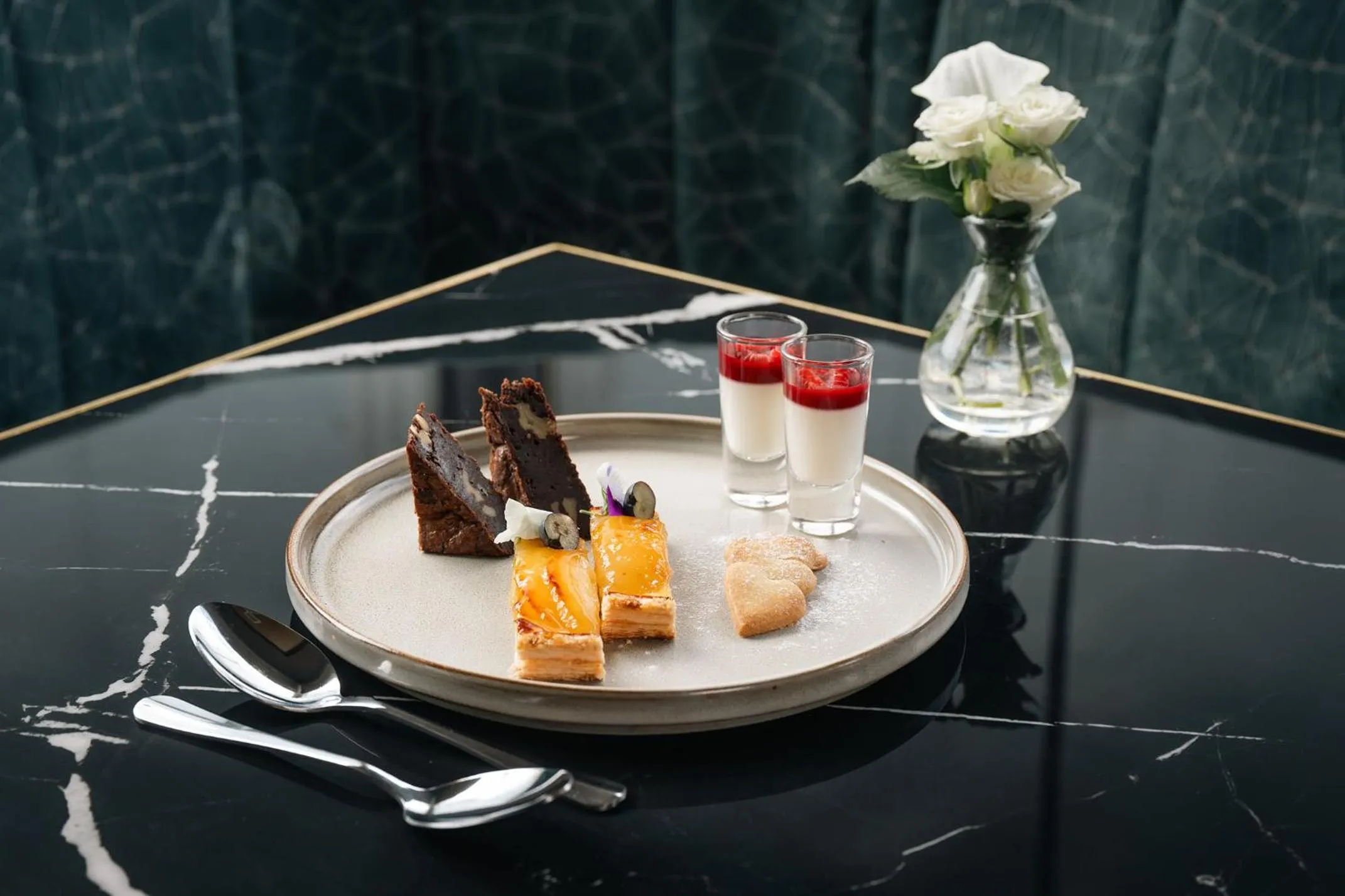 Restaurant/places to eat in Gleneagle River Apartments