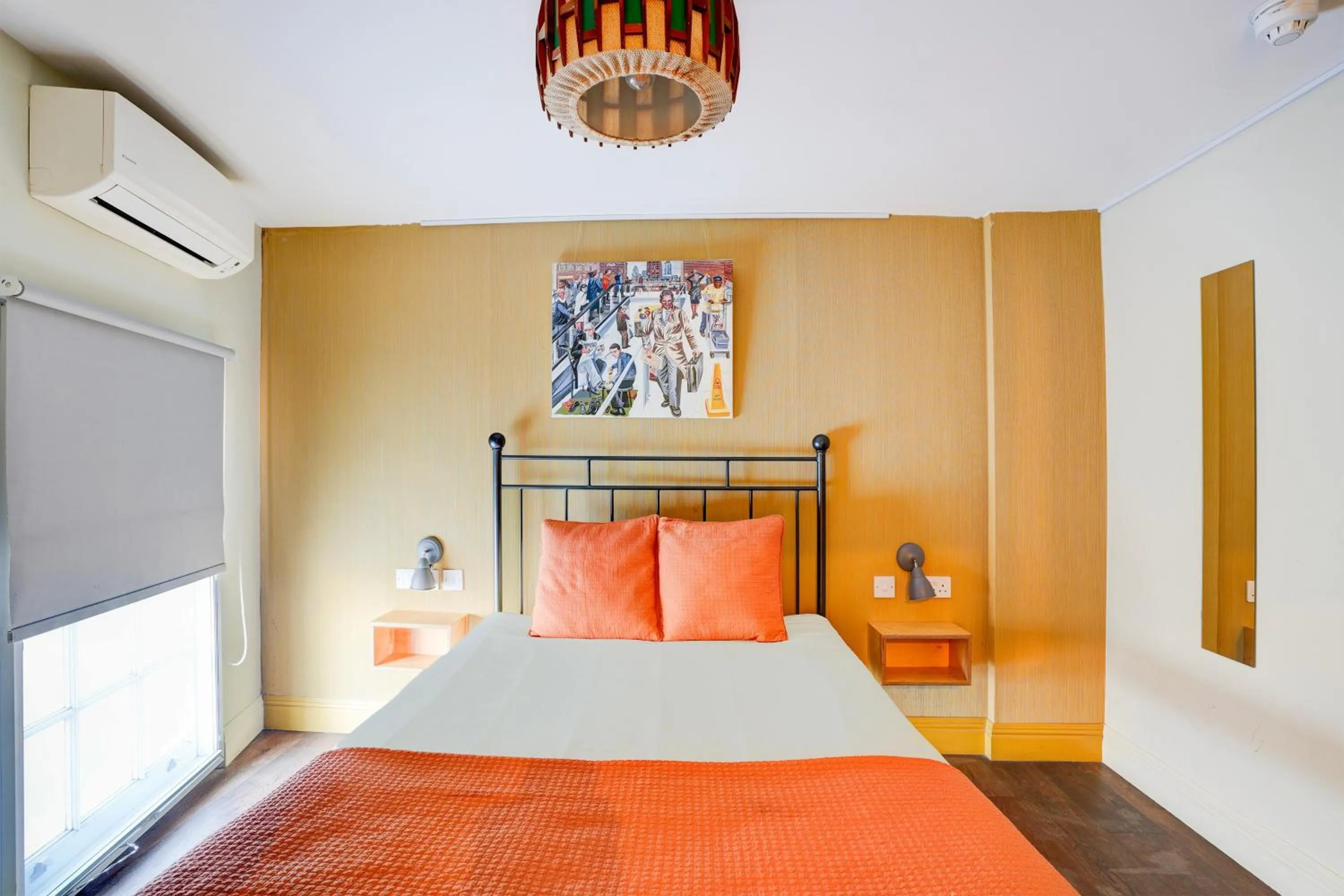 Bedroom, Bed in Peckham Rooms Hotel by Belvilla London