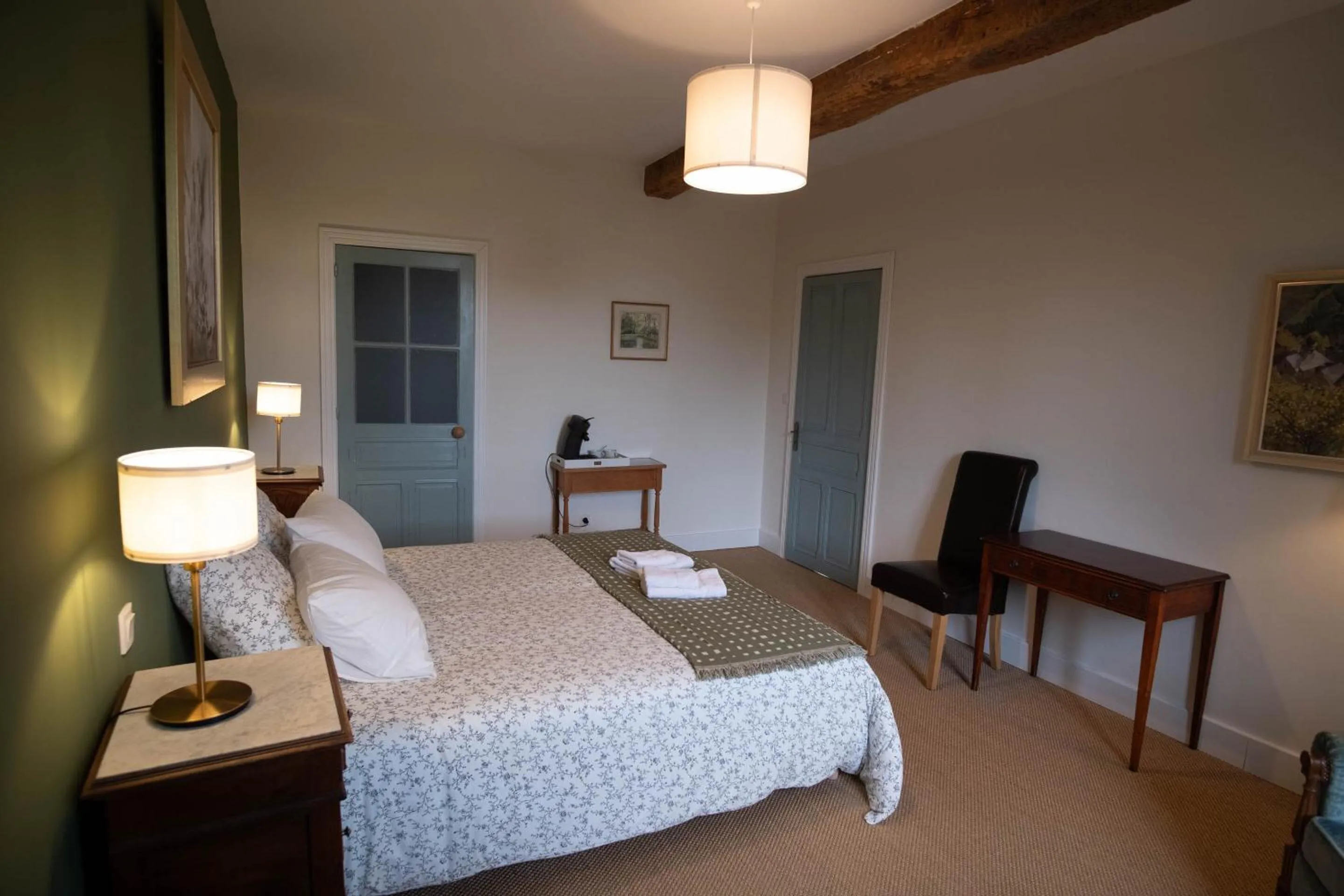 Bedroom, Bed in le closier