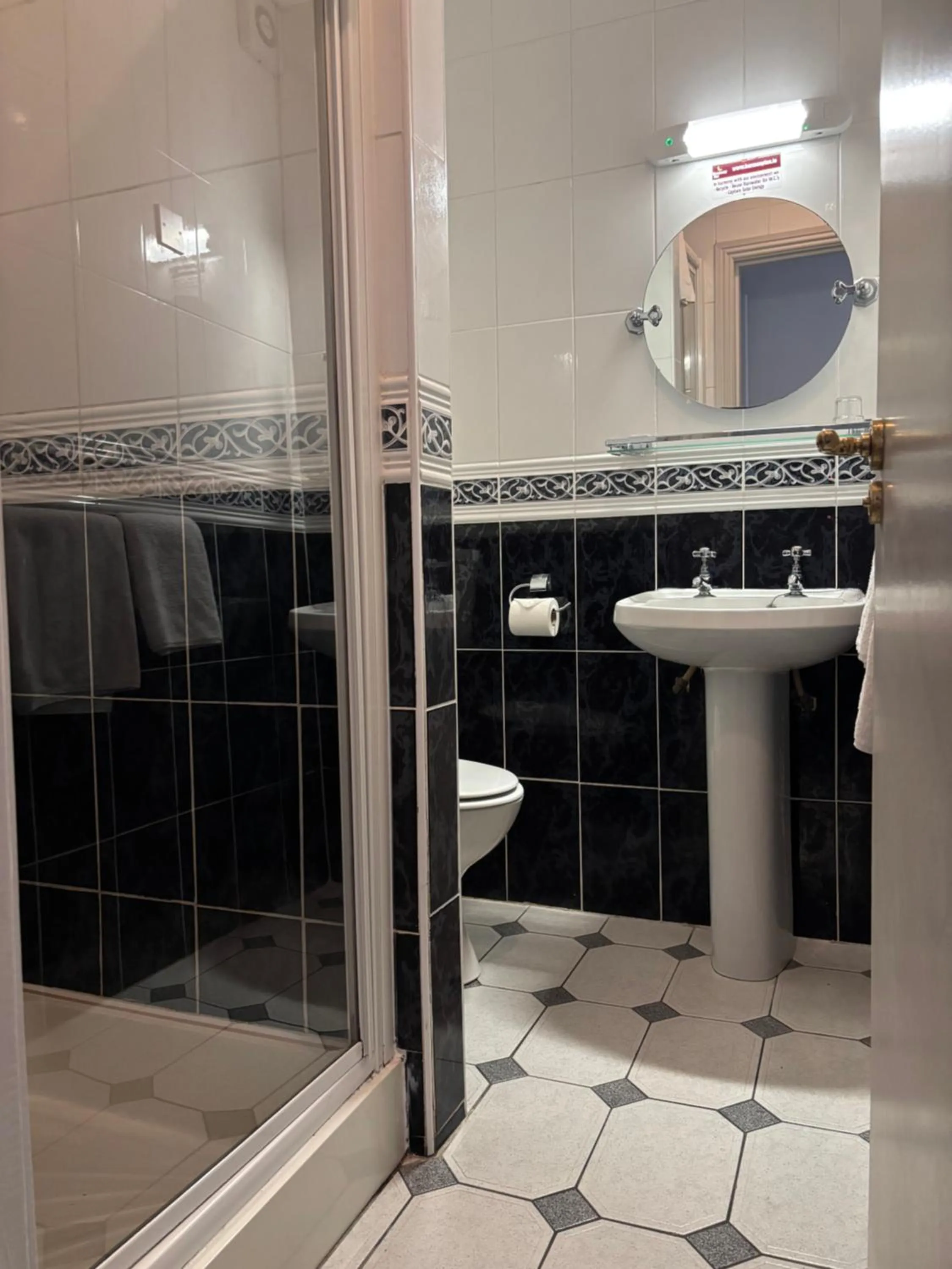 Bathroom in Harmony Inn - Glena House