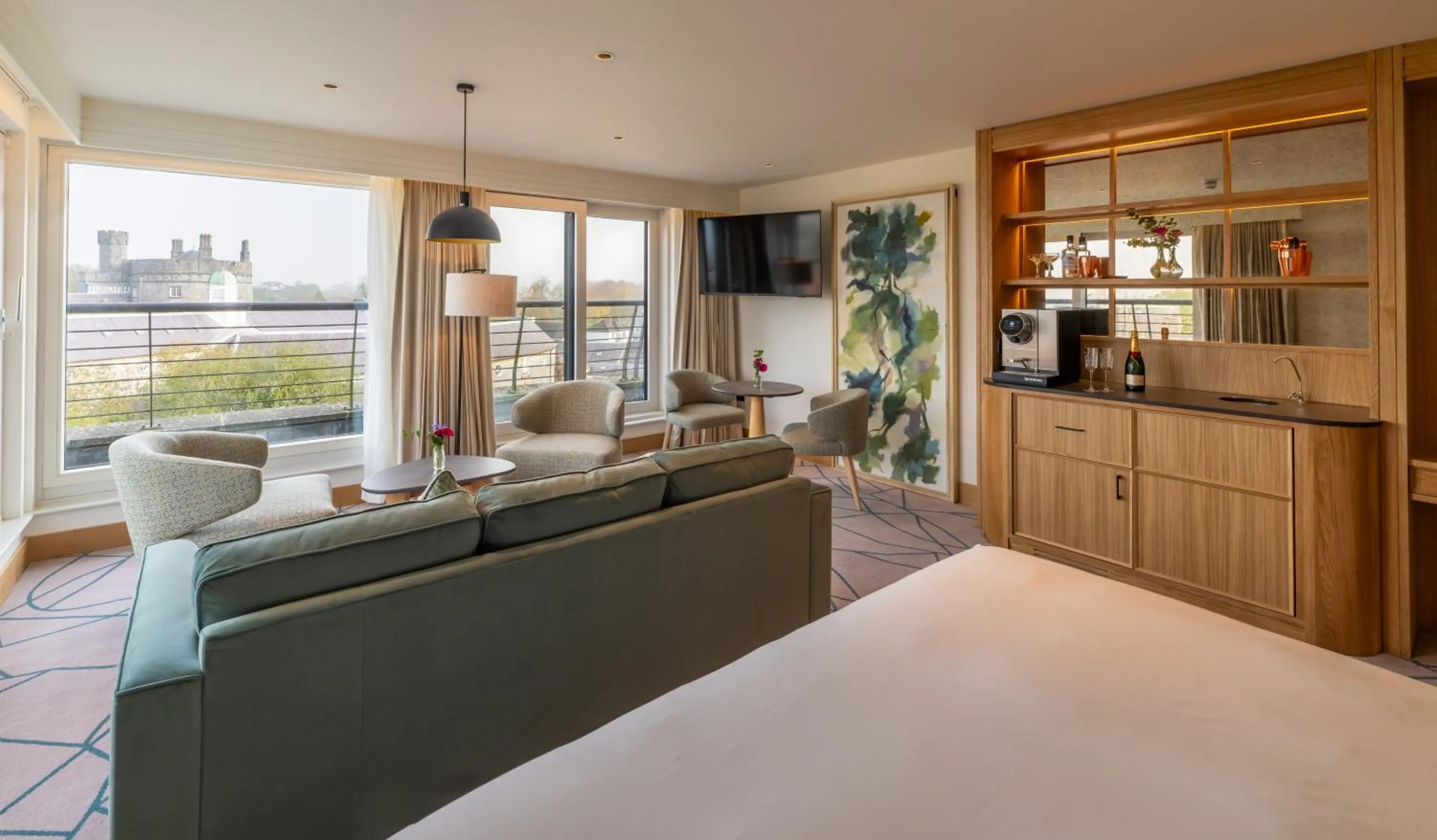 Seating area, Bed in Kilkenny Pembroke Hotel