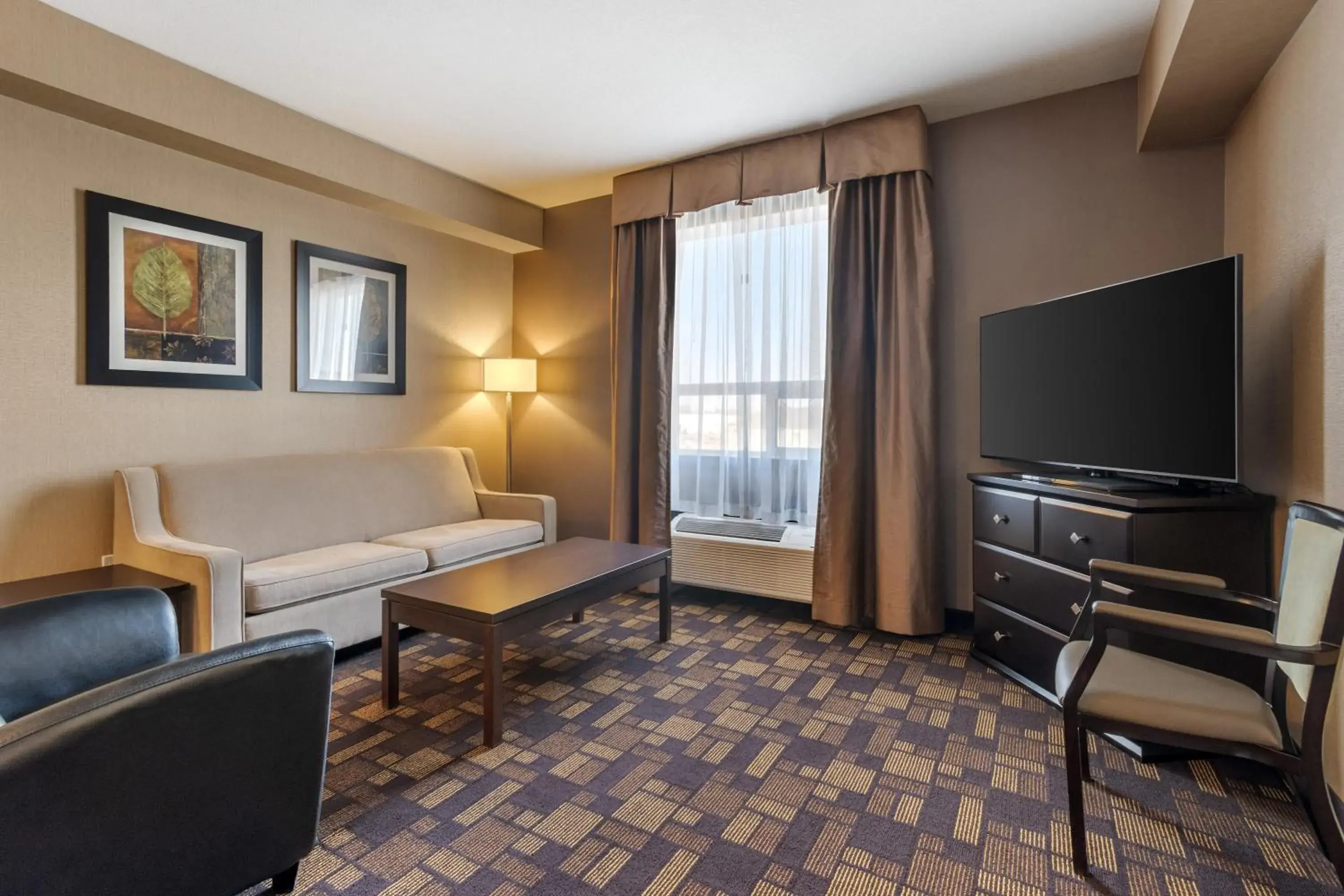 Bedroom in Best Western PLUS Fox Creek Bedroom in Best Western PLUS Fox Creek