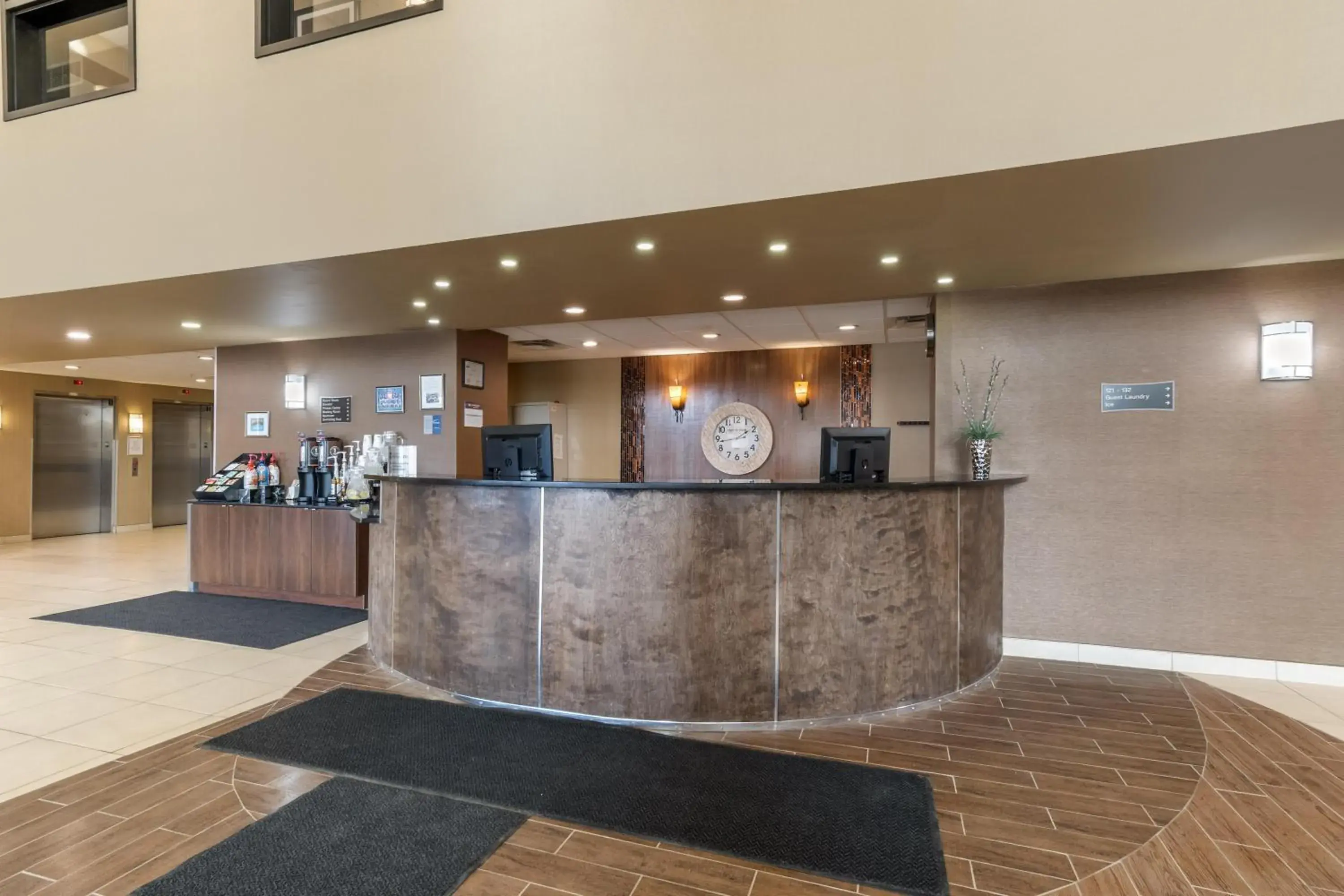 Lobby or reception in Best Western PLUS Fox Creek Lobby or reception in Best Western PLUS Fox Creek