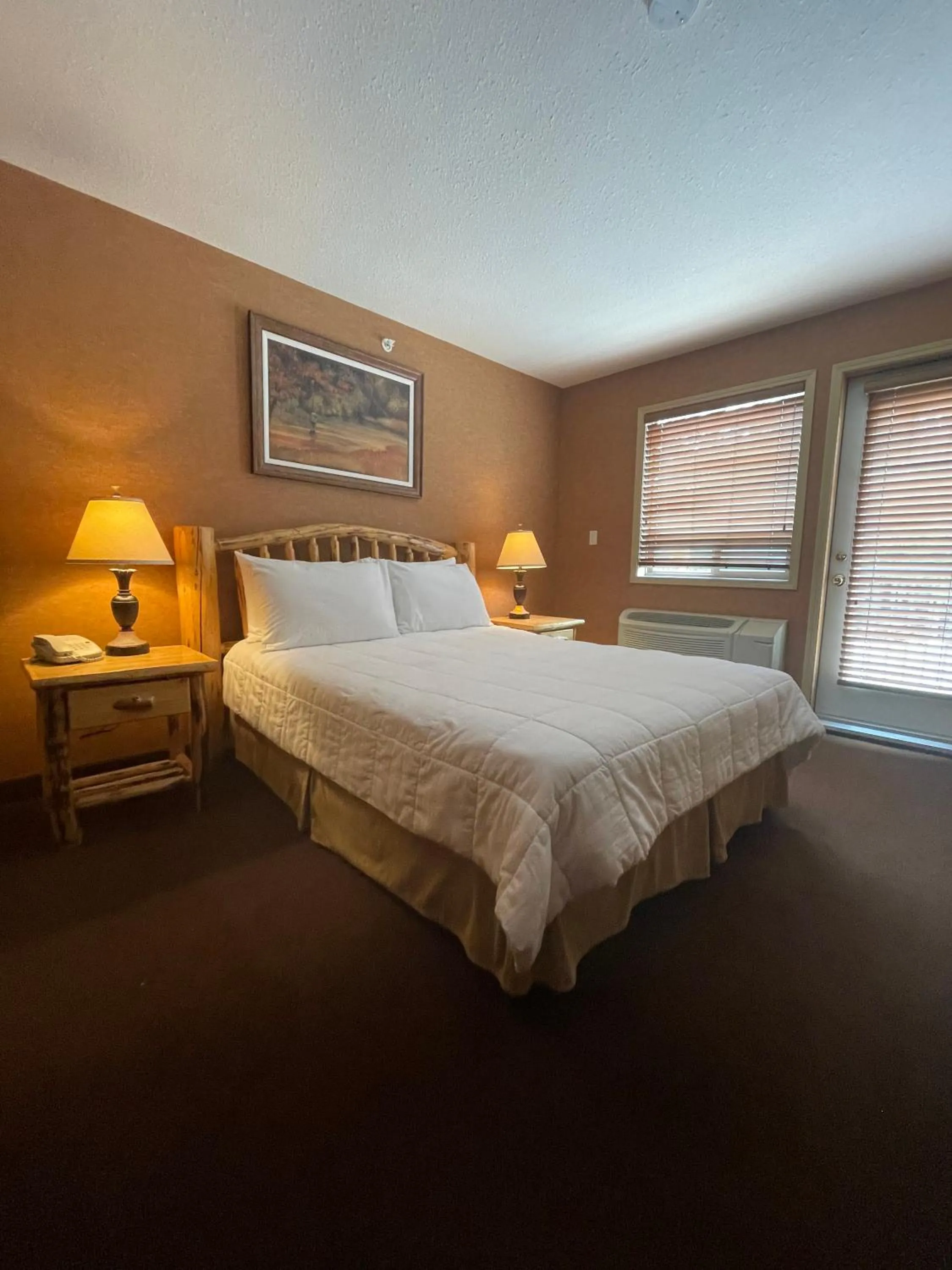 Bed in Elkwater Lake Lodge and Resort