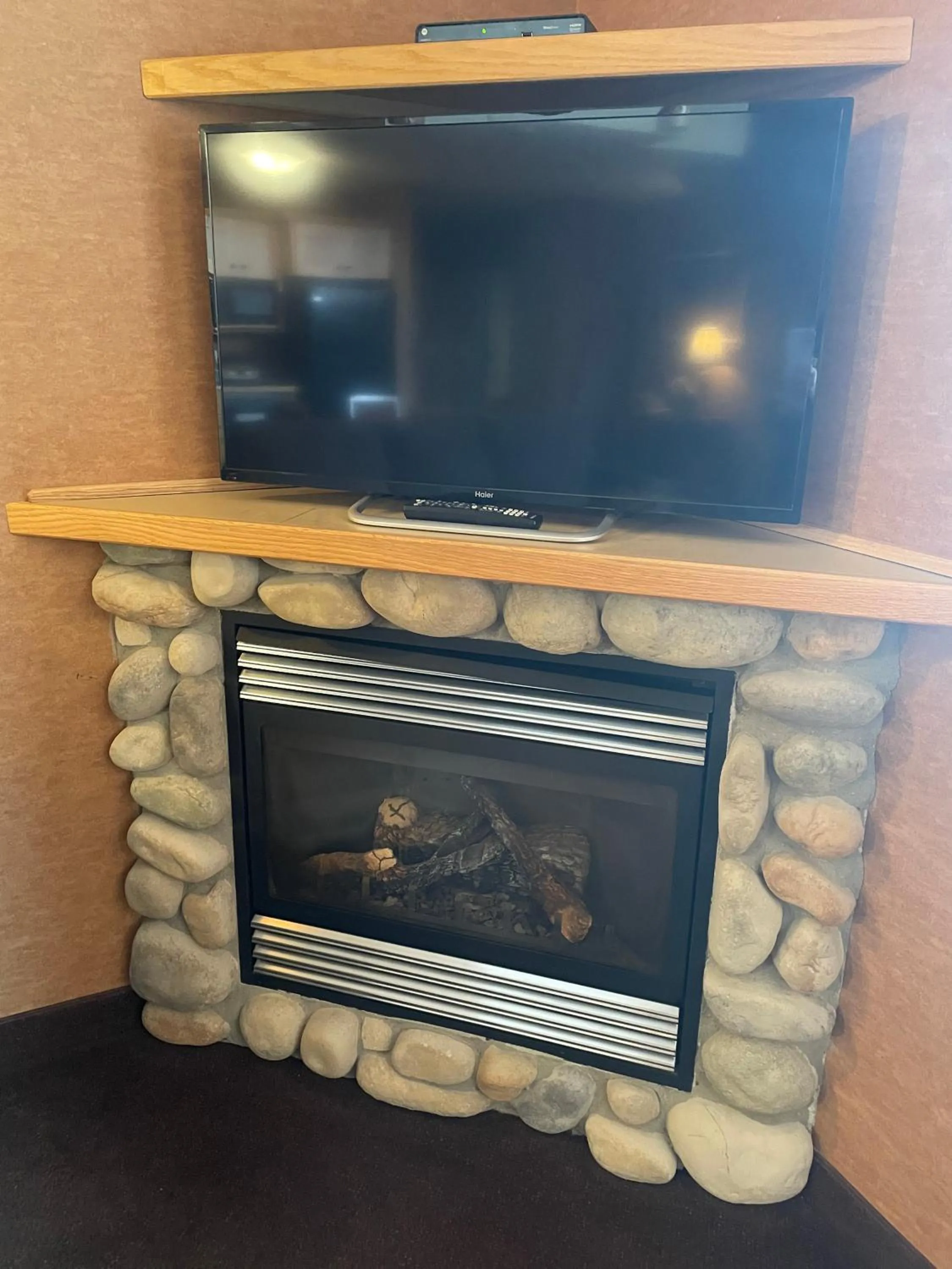 TV and multimedia in Elkwater Lake Lodge and Resort