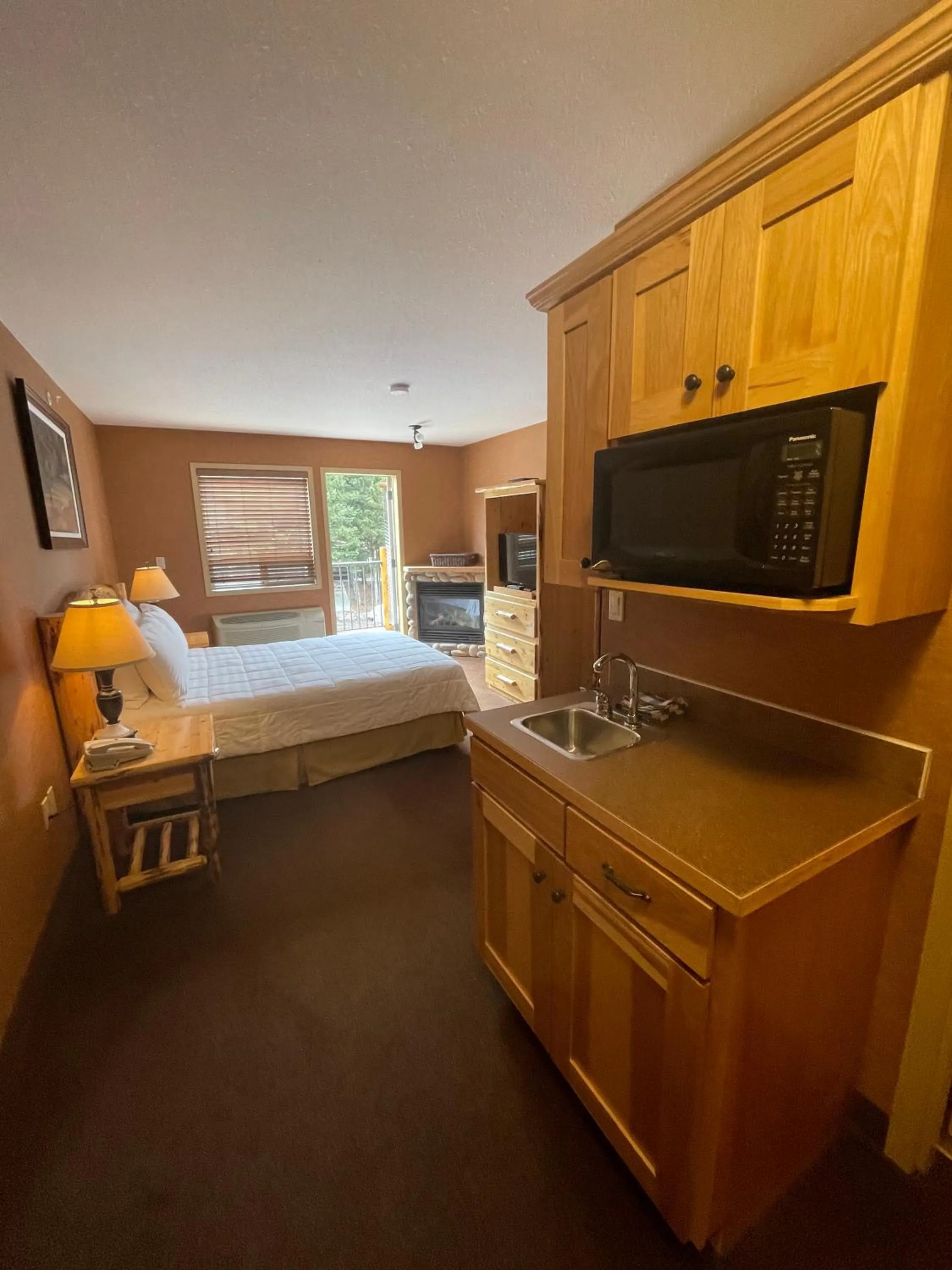 Kitchen or kitchenette in Elkwater Lake Lodge and Resort