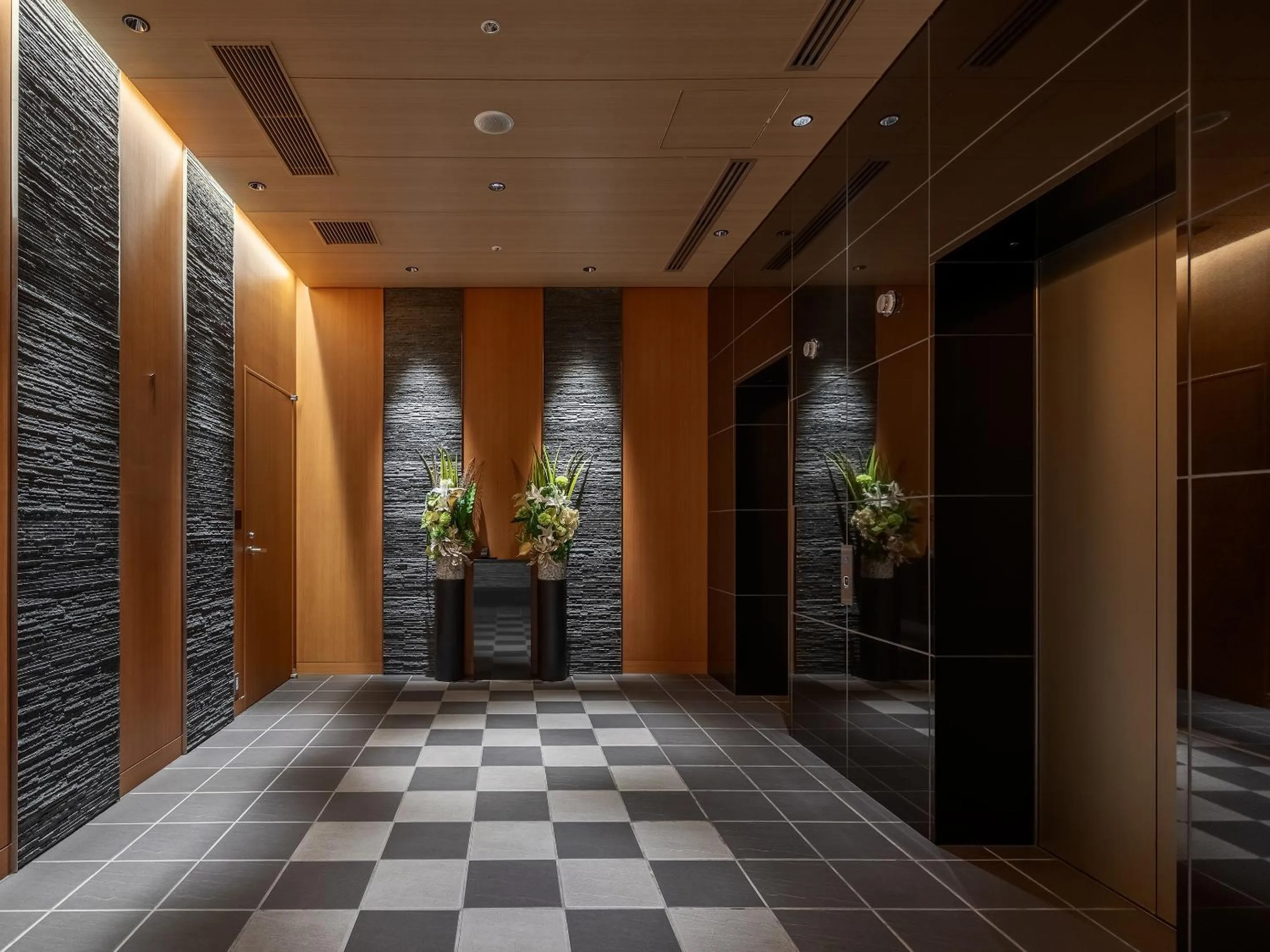 elevator in Mitsui Garden Hotel Kyobashi - Tokyo Station