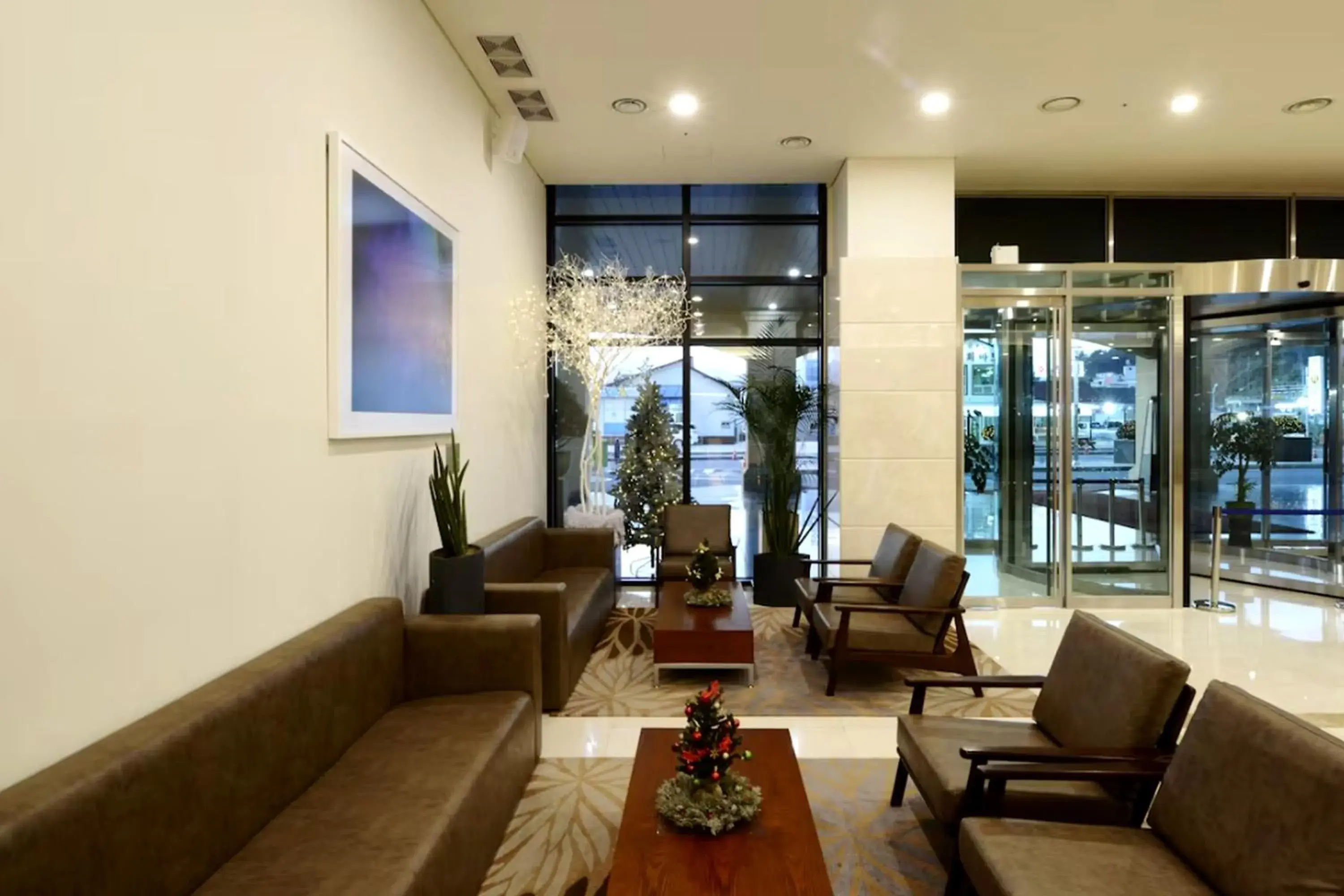 Lobby or reception in Ramada by Wyndham Gangwon Sokcho Lobby or reception in Ramada by Wyndham Gangwon Sokcho