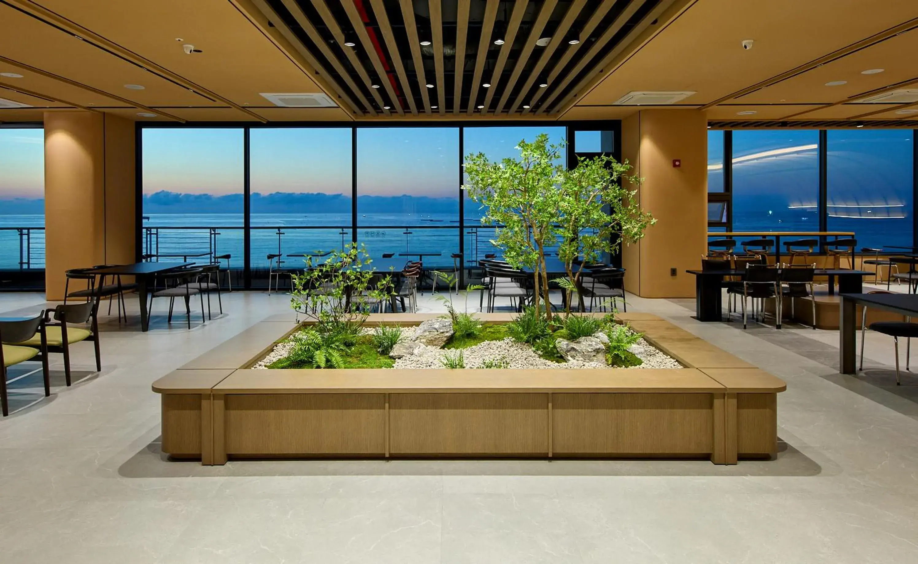 Lounge or bar in Ramada by Wyndham Gangwon Sokcho Lounge or bar in Ramada by Wyndham Gangwon Sokcho