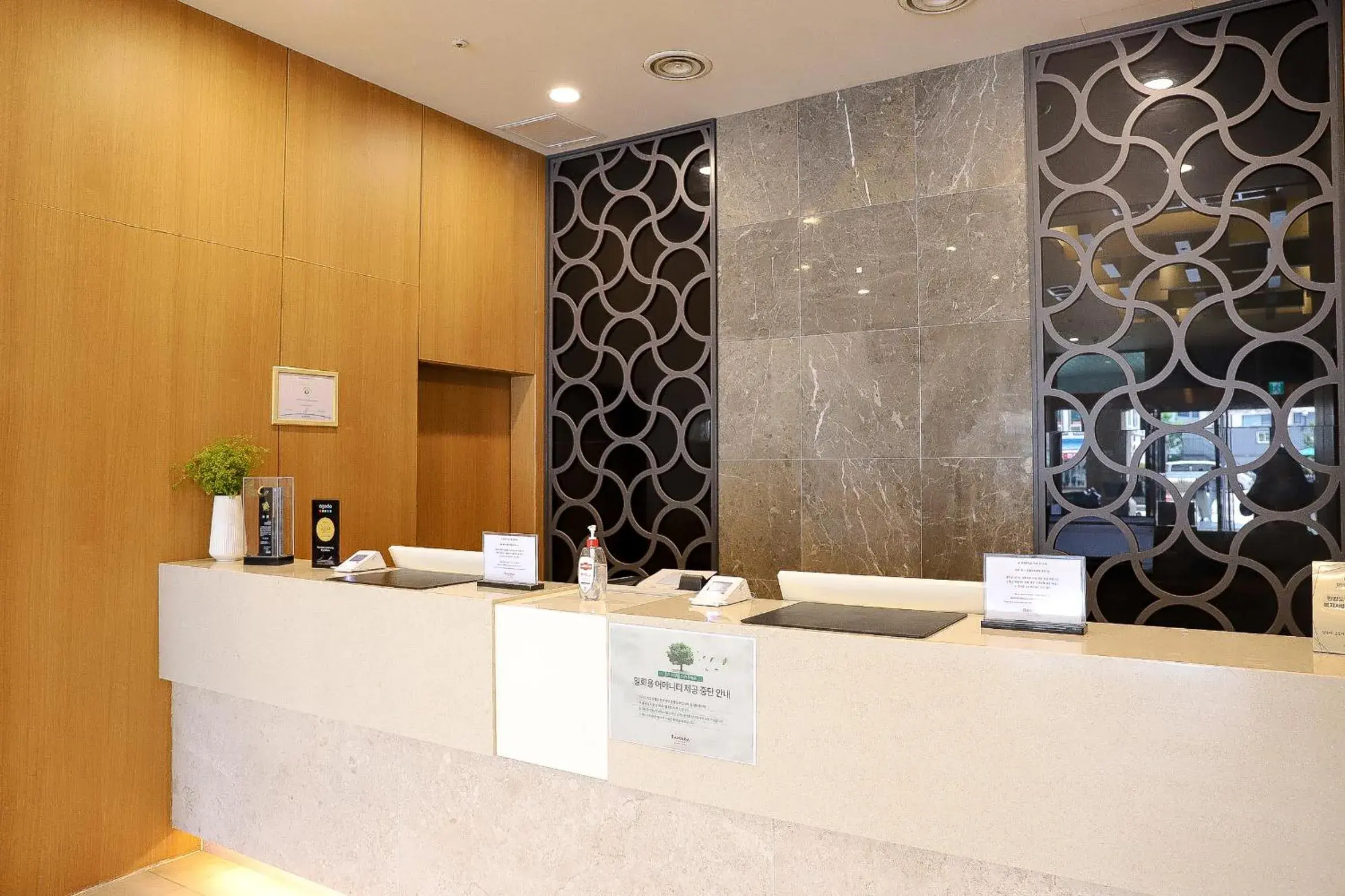 Lobby or reception in Ramada by Wyndham Gangwon Sokcho Lobby or reception in Ramada by Wyndham Gangwon Sokcho