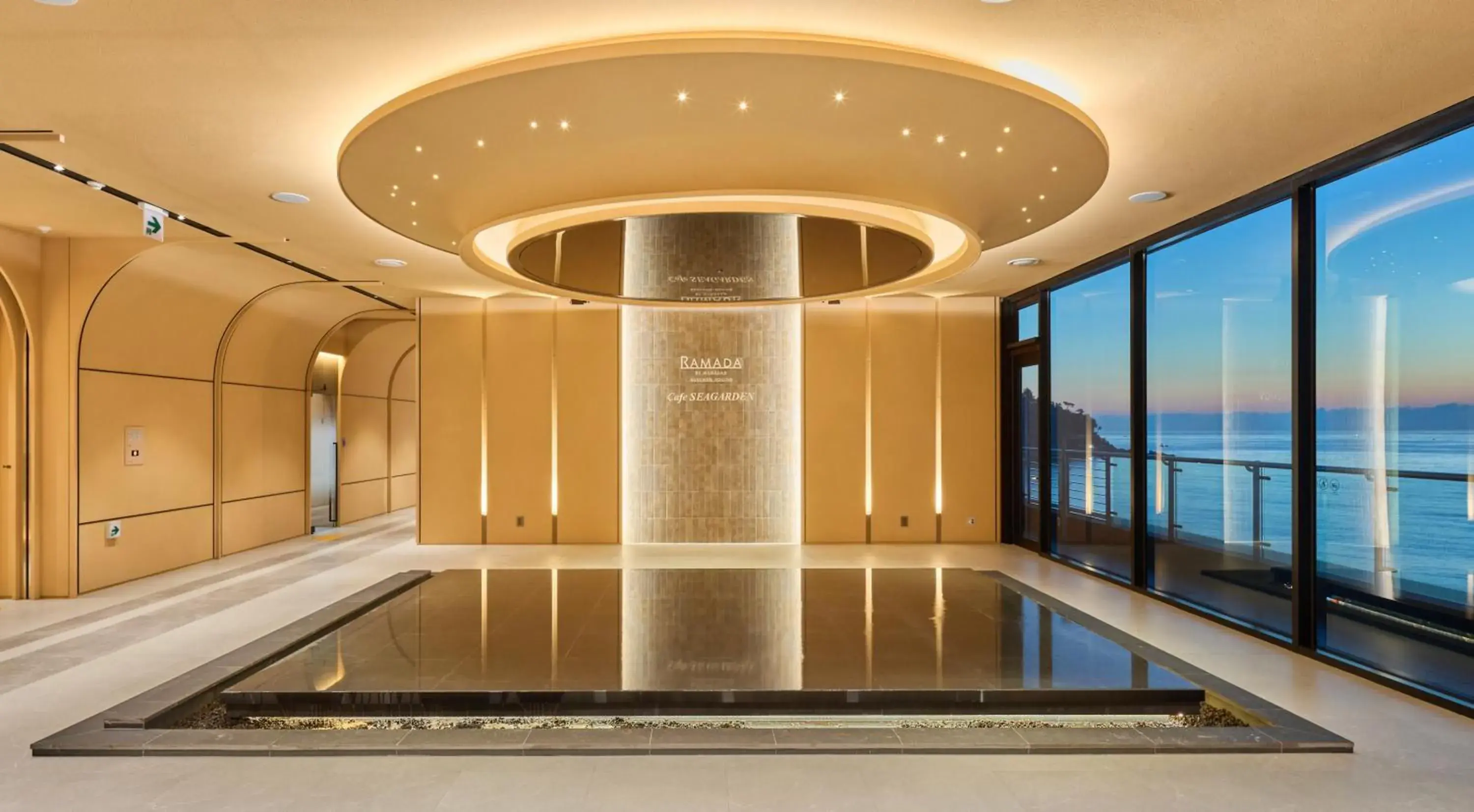 Lounge or bar in Ramada by Wyndham Gangwon Sokcho Lounge or bar in Ramada by Wyndham Gangwon Sokcho