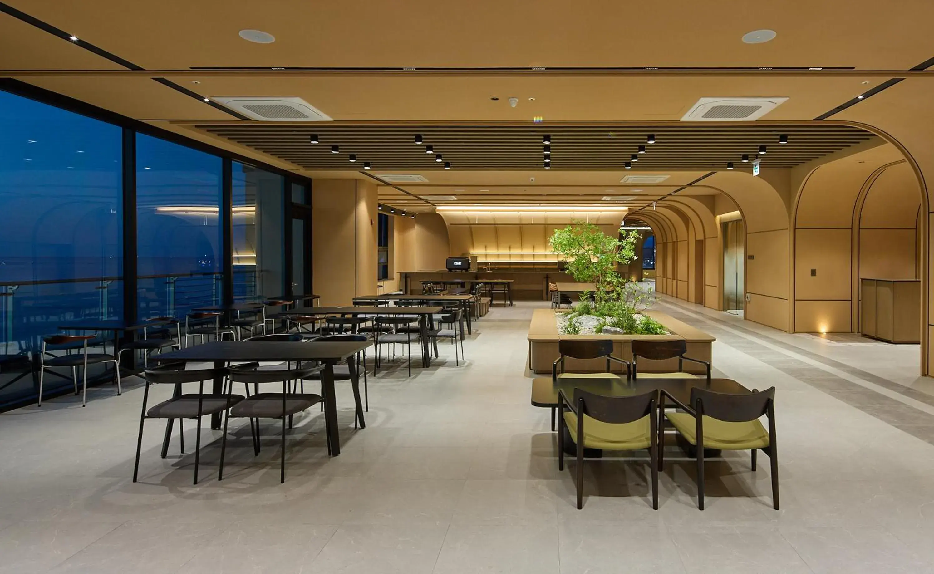 Lounge or bar in Ramada by Wyndham Gangwon Sokcho Lounge or bar in Ramada by Wyndham Gangwon Sokcho