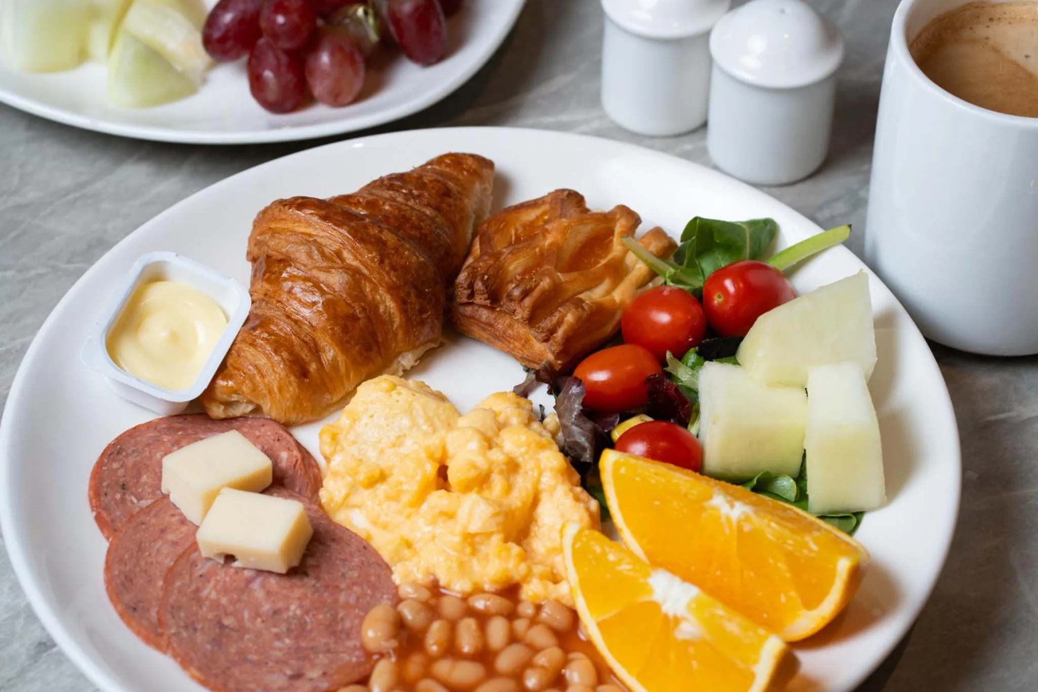 Food and drinks in Hotel Traveltine Downtown Singapore, Trademark Collection