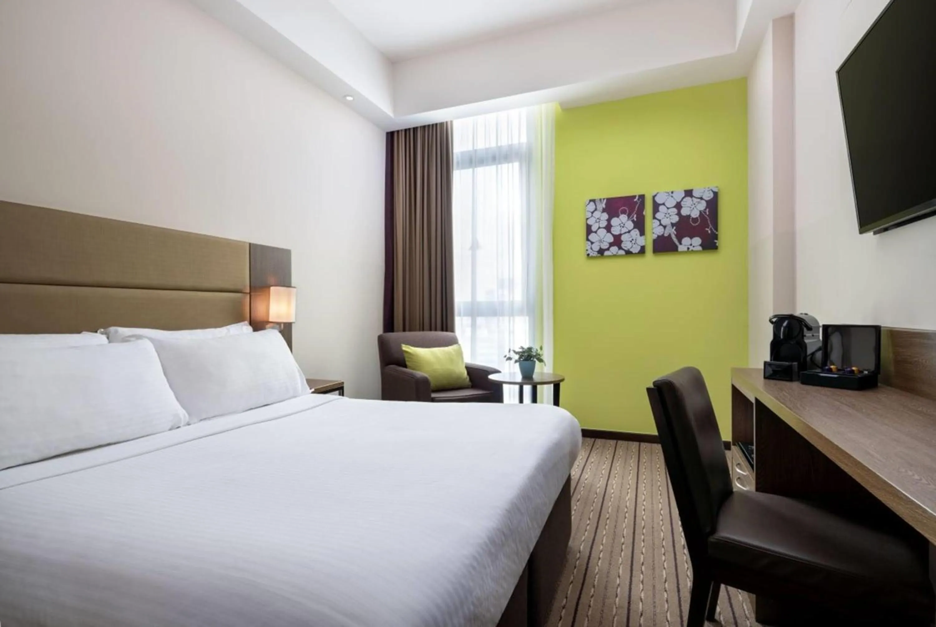 Photo of the whole room, Bed in Hotel Traveltine Downtown Singapore, Trademark Collection