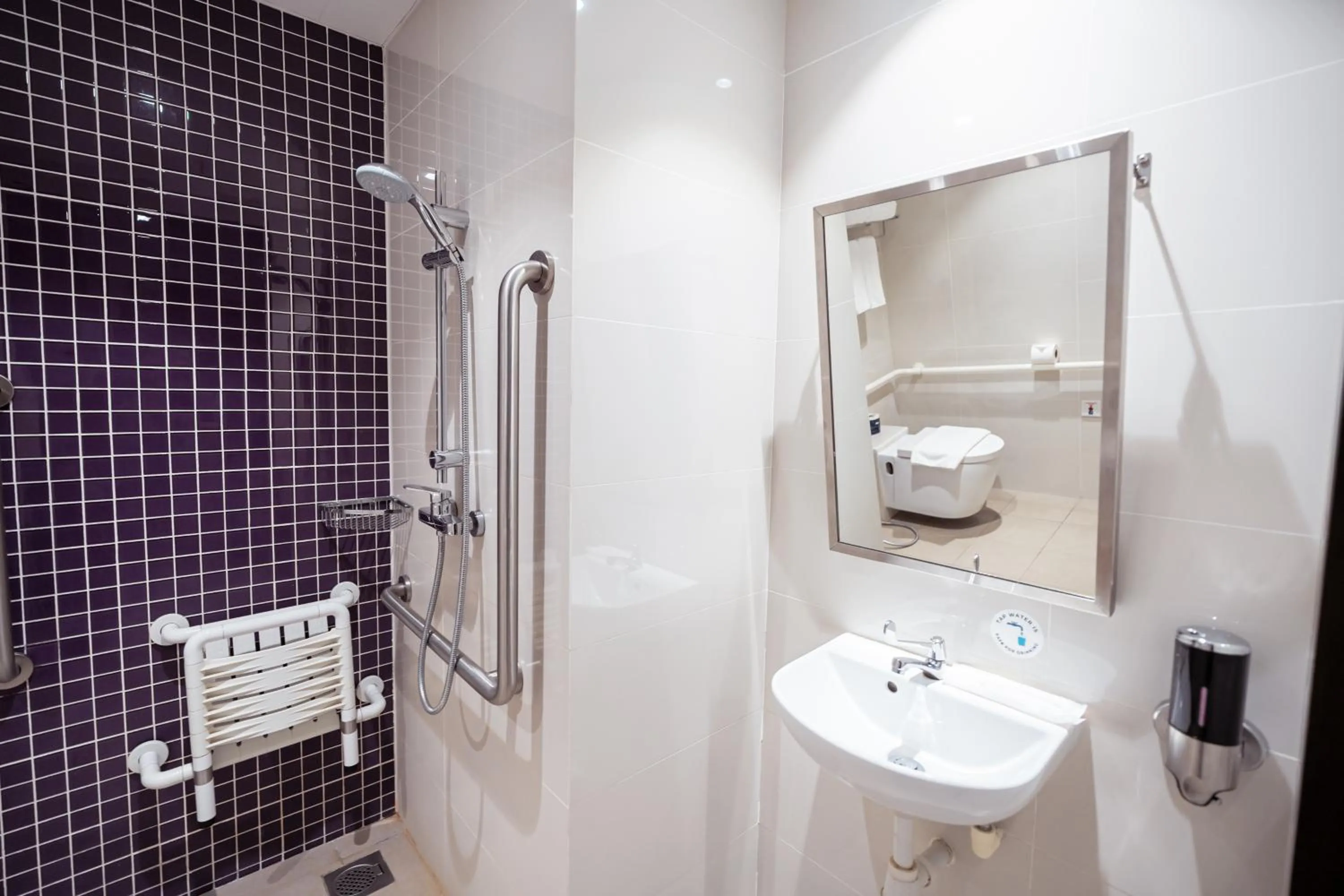 Toilet in Hotel Traveltine Downtown Singapore, Trademark Collection