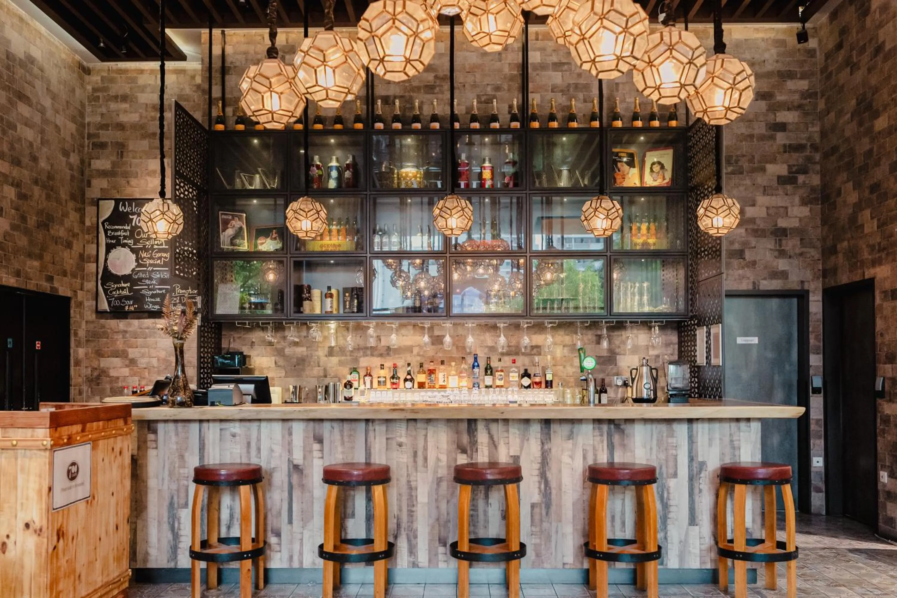 Lounge or bar in Hotel Traveltine Downtown Singapore, Trademark Collection