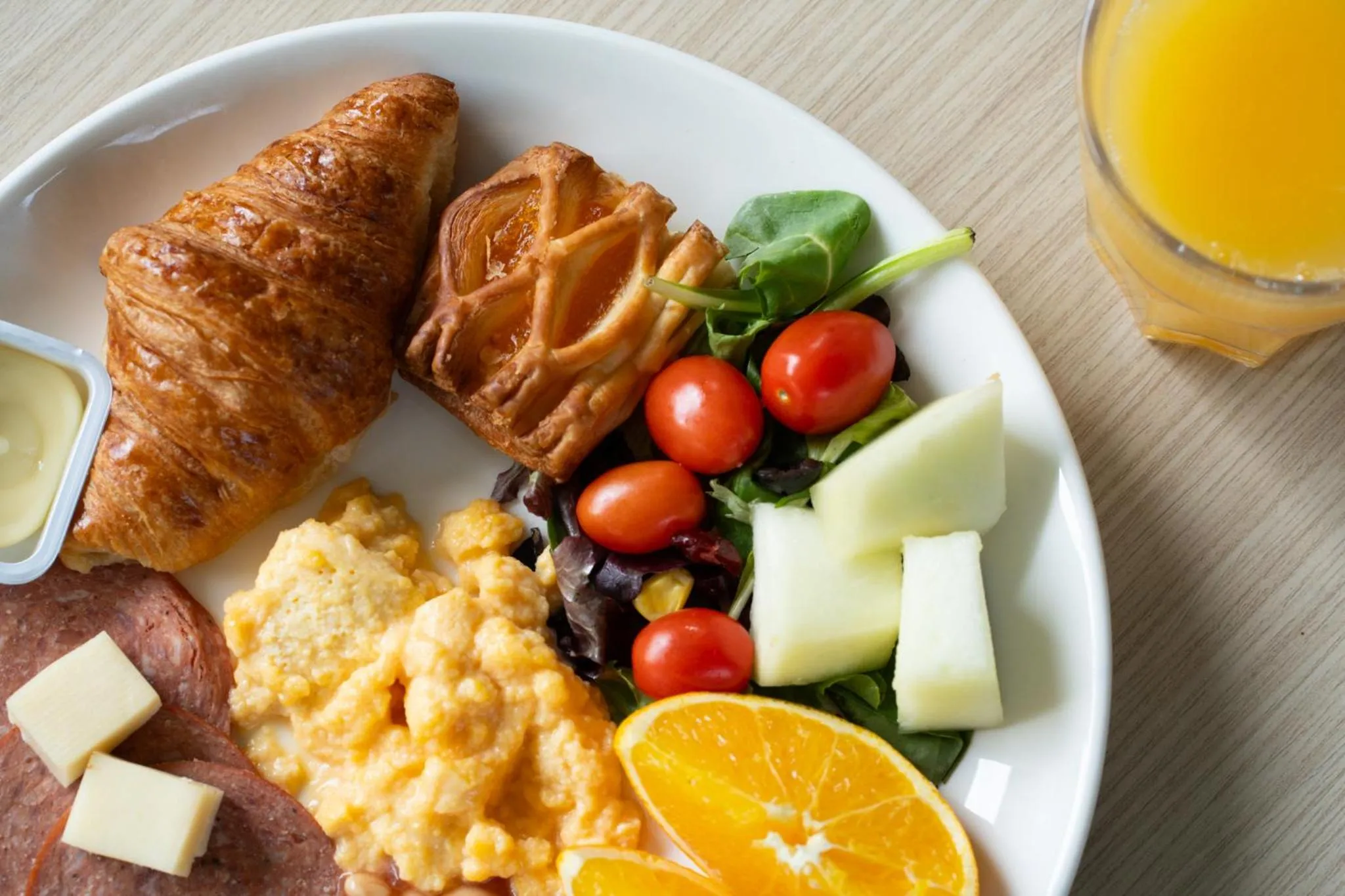 Food and drinks in Hotel Traveltine Downtown Singapore, Trademark Collection