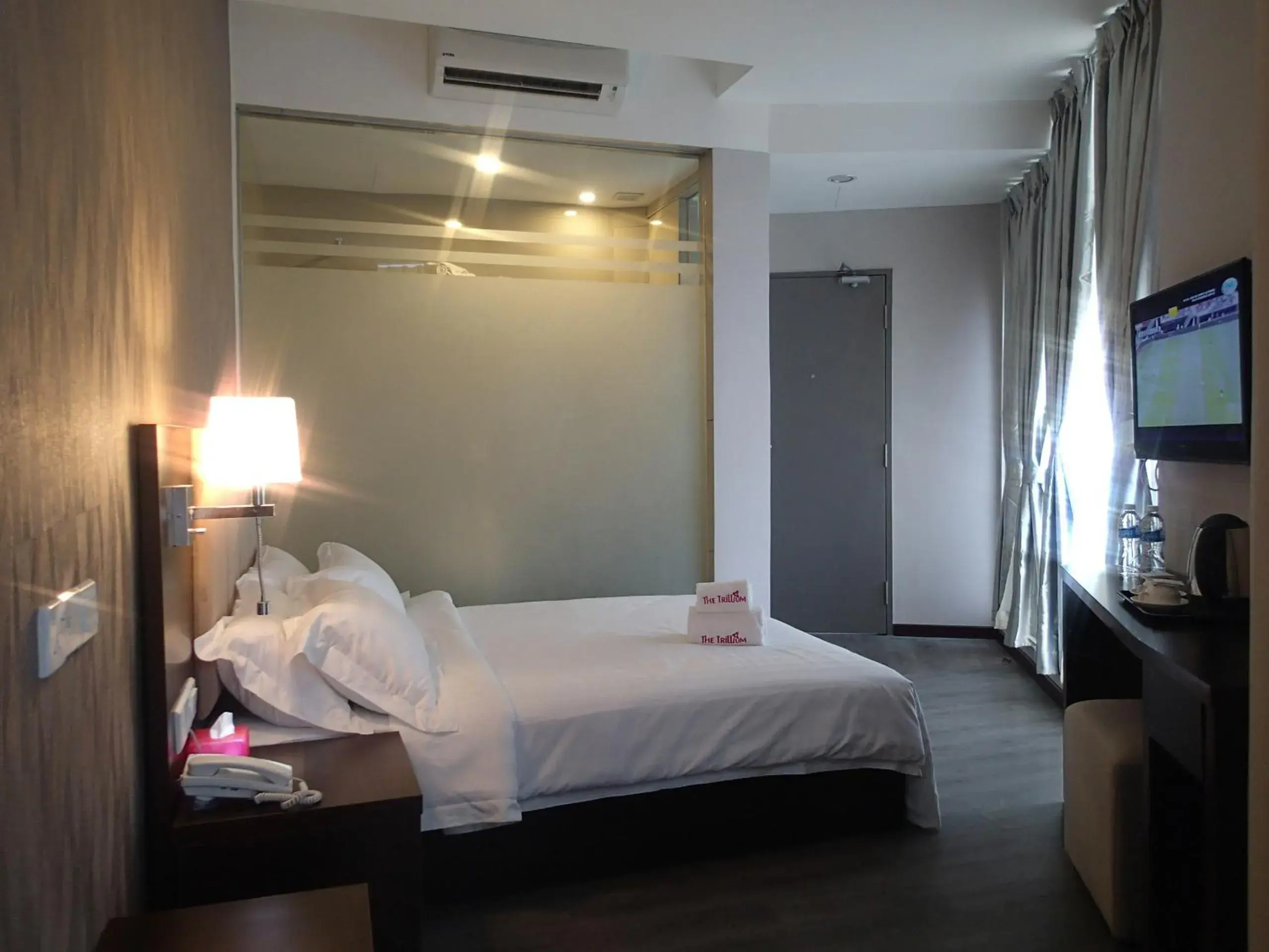 Photo of the whole room, Bed in Hotel Trillium Photo of the whole room, Bed in Hotel Trillium